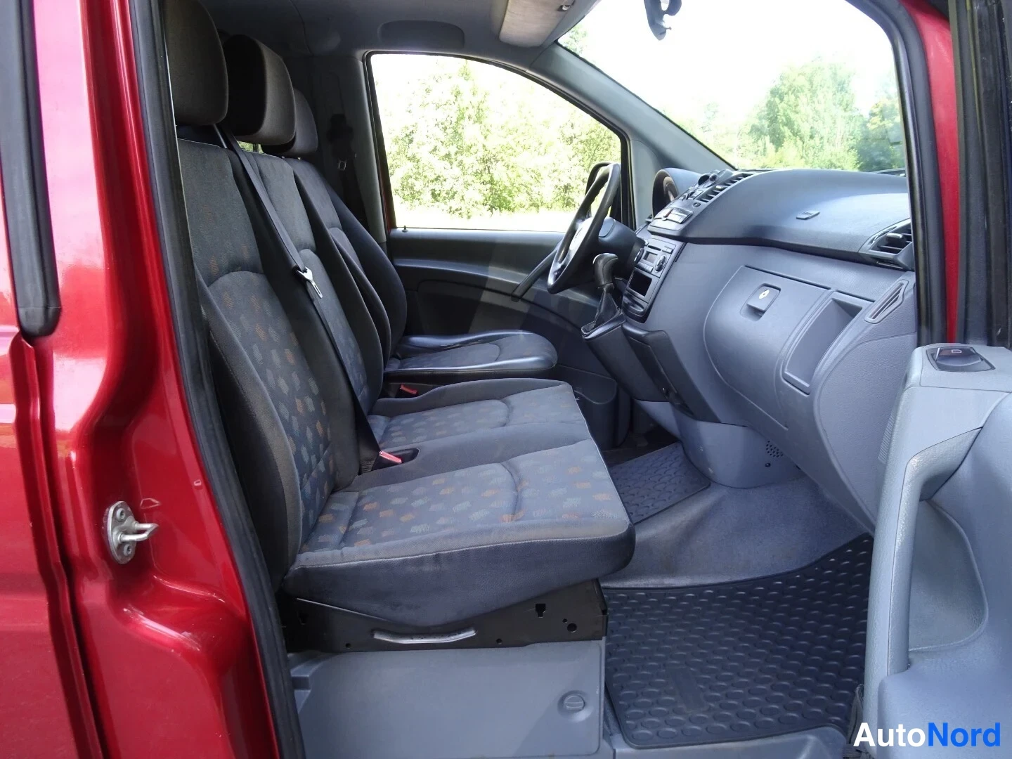 Punainen Mercedes-Benz Vito 115 CDI 2008, ohjaamo, kuva 19