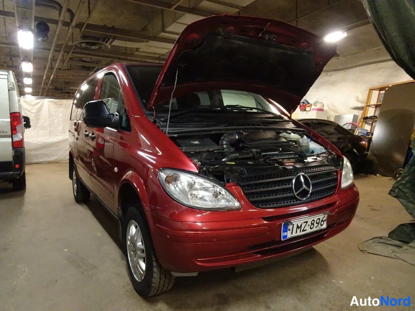 Punainen Mercedes-Benz Vito 115 CDI 2008, etuviisto, keula oikealle, kuva 6