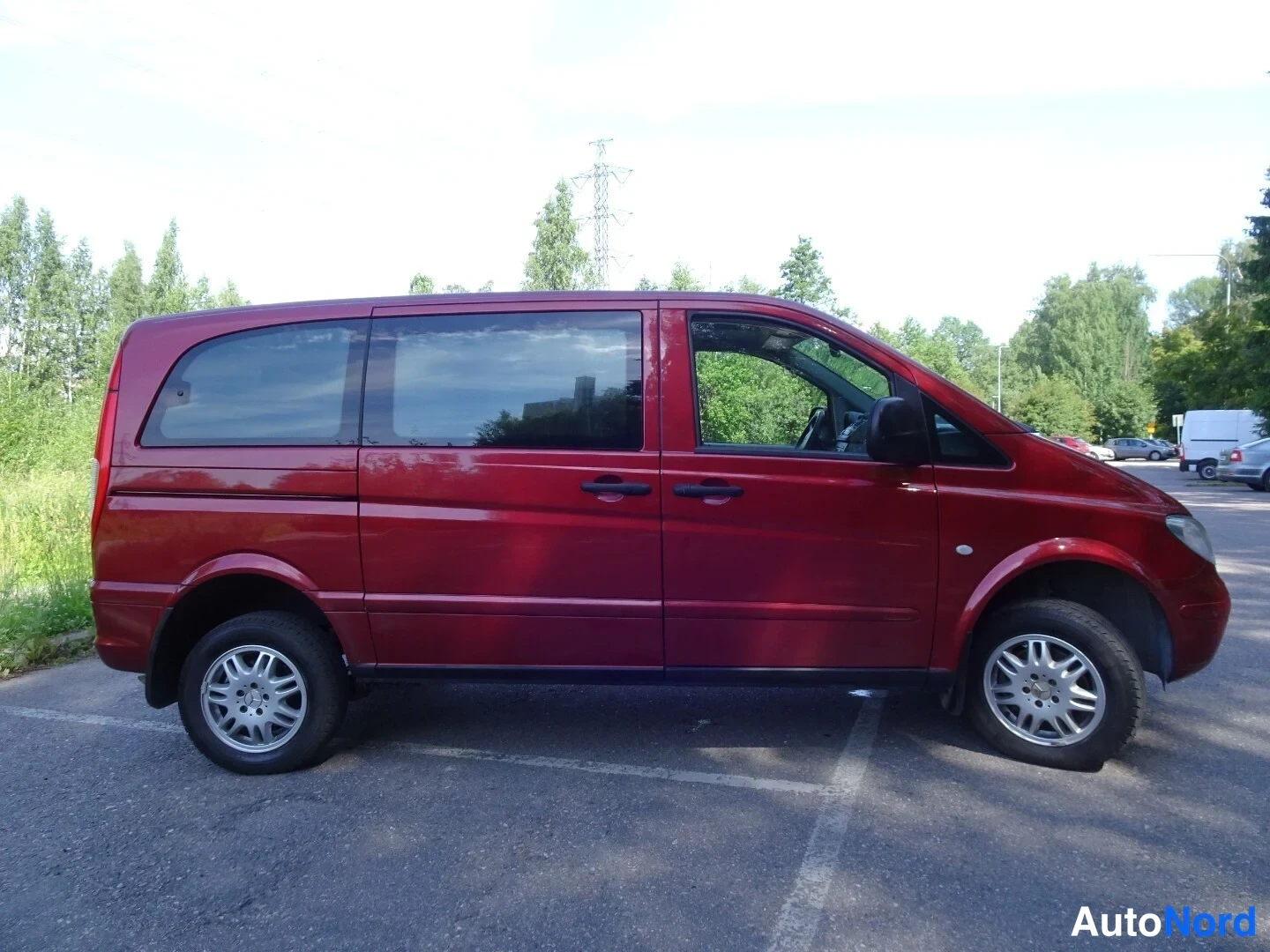 Punainen Mercedes-Benz Vito 115 CDI 2008, sivulta, kuva 9