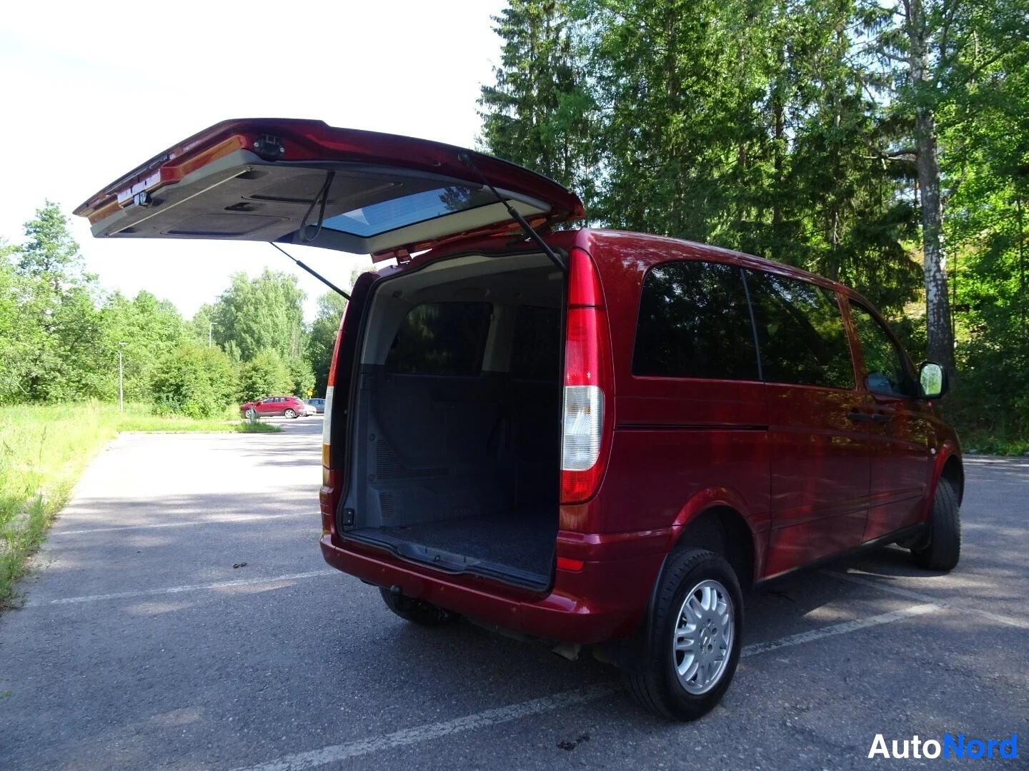 Punainen Mercedes-Benz Vito 115 CDI 2008, takaviisto, kuva 14