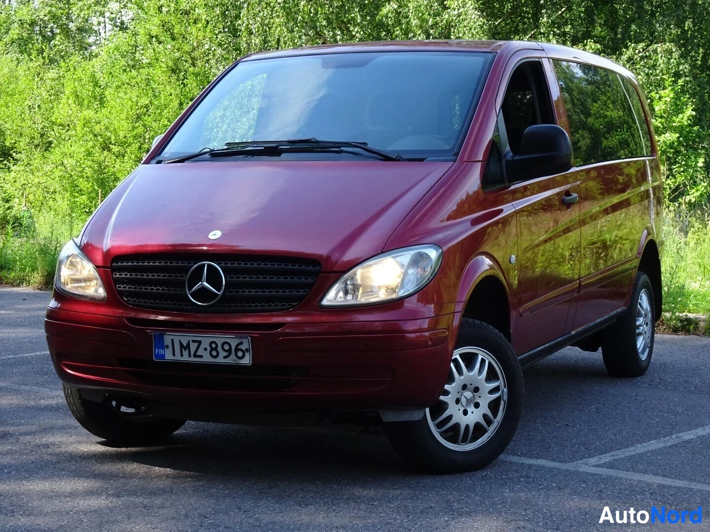 Punainen Mercedes-Benz Vito 115 CDI 2008, etuviisto, keula vasemmalle, kuva 3
