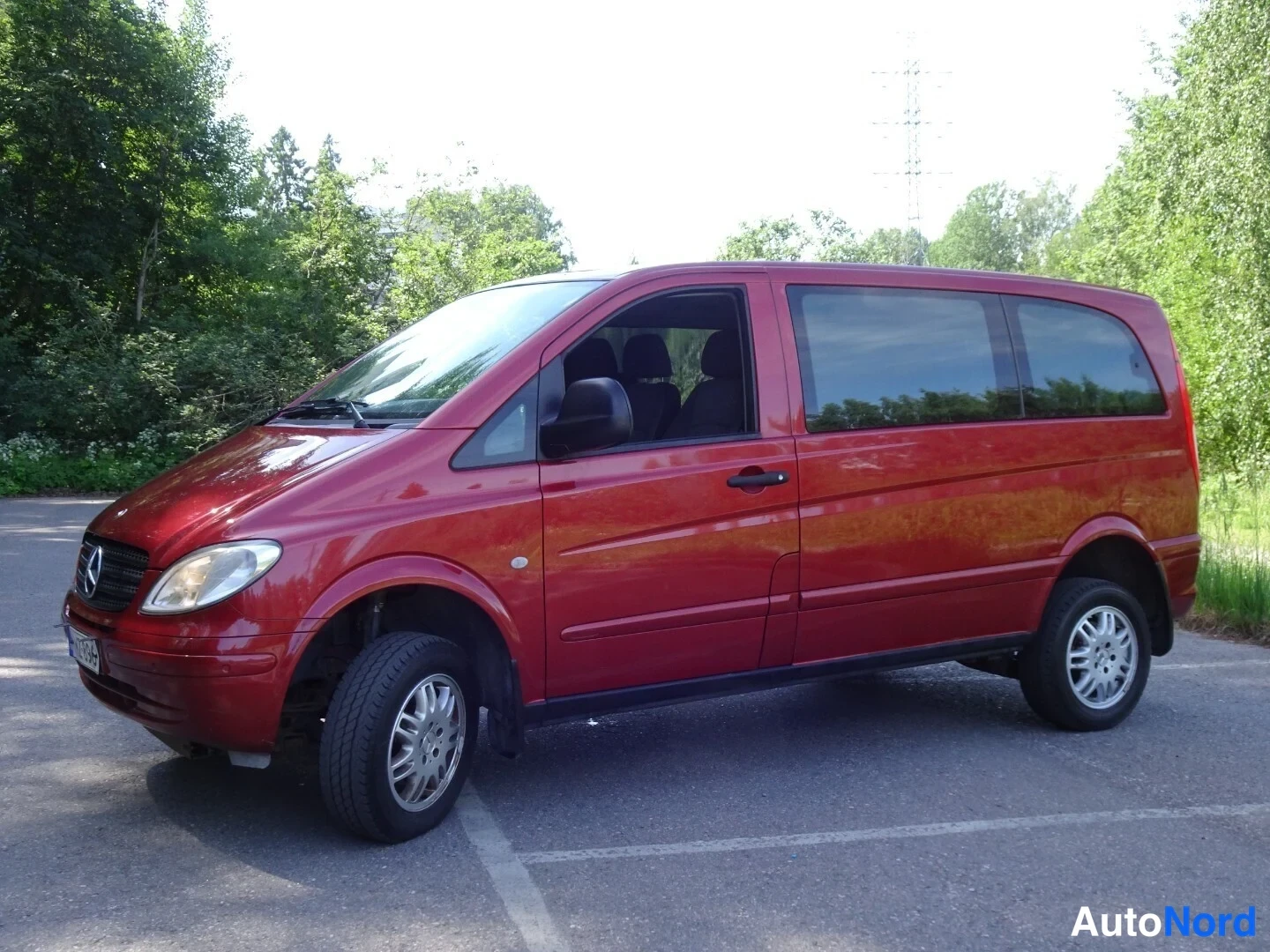 Punainen Mercedes-Benz Vito 115 CDI 2008, etuviisto, keula vasemmalle, kuva 4