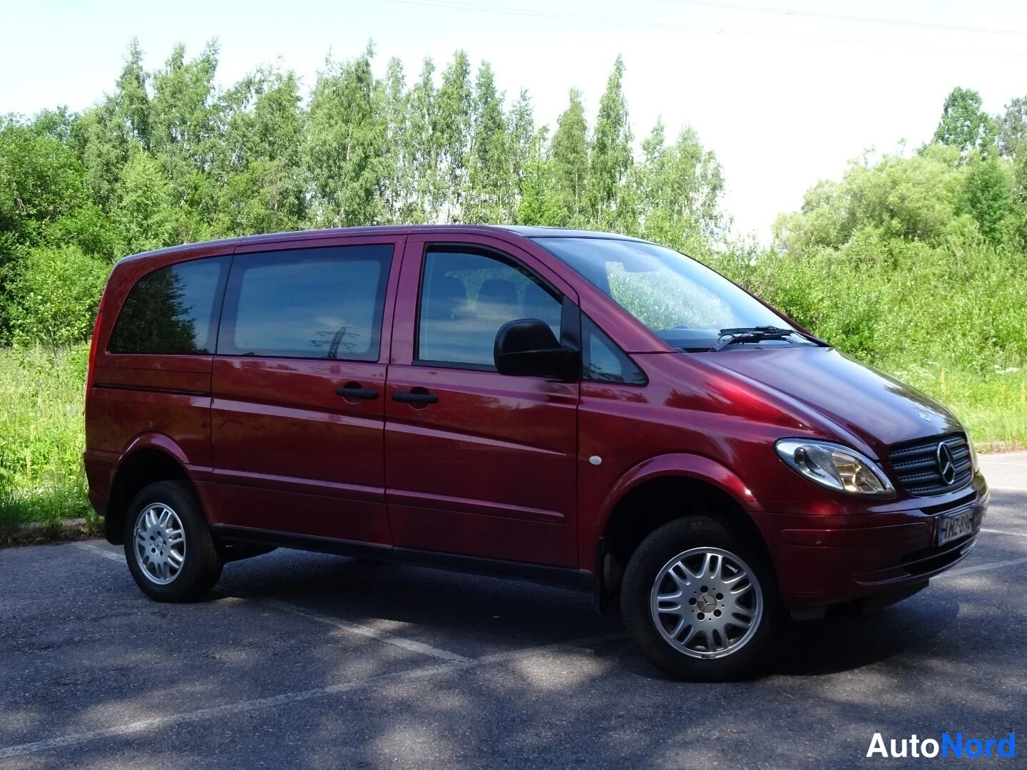 Punainen Mercedes-Benz Vito 115 CDI 2008, etuviisto, keula oikealle, kuva 7