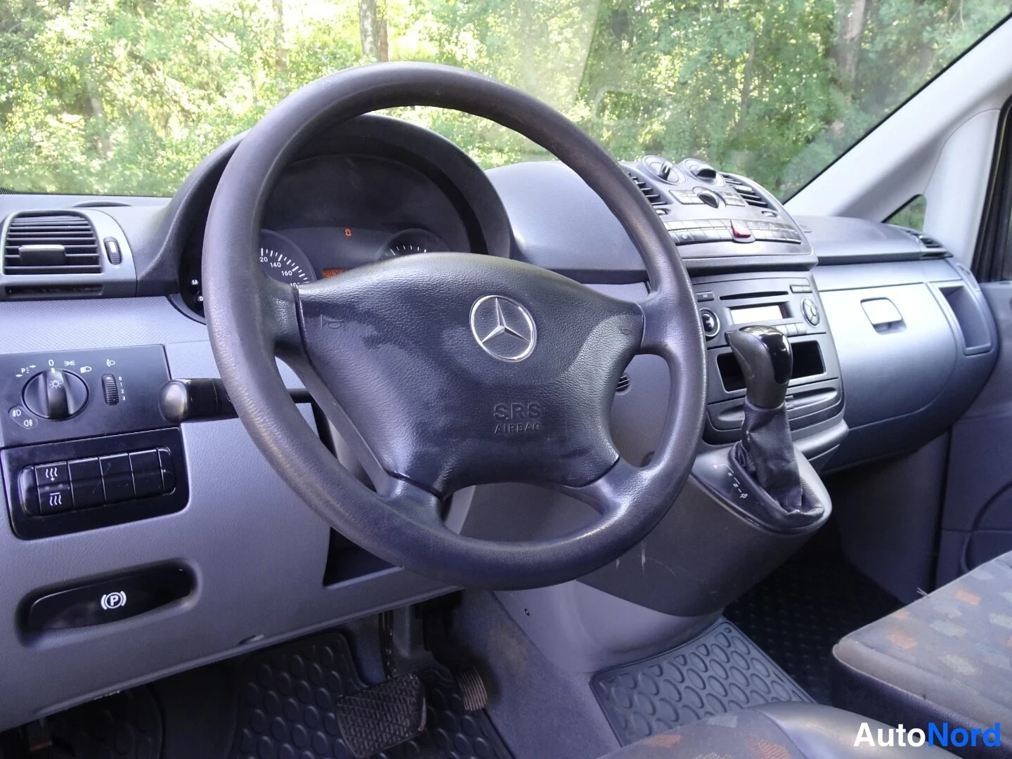 Punainen Mercedes-Benz Vito 115 CDI 2008, ohjaamo, kuva 16