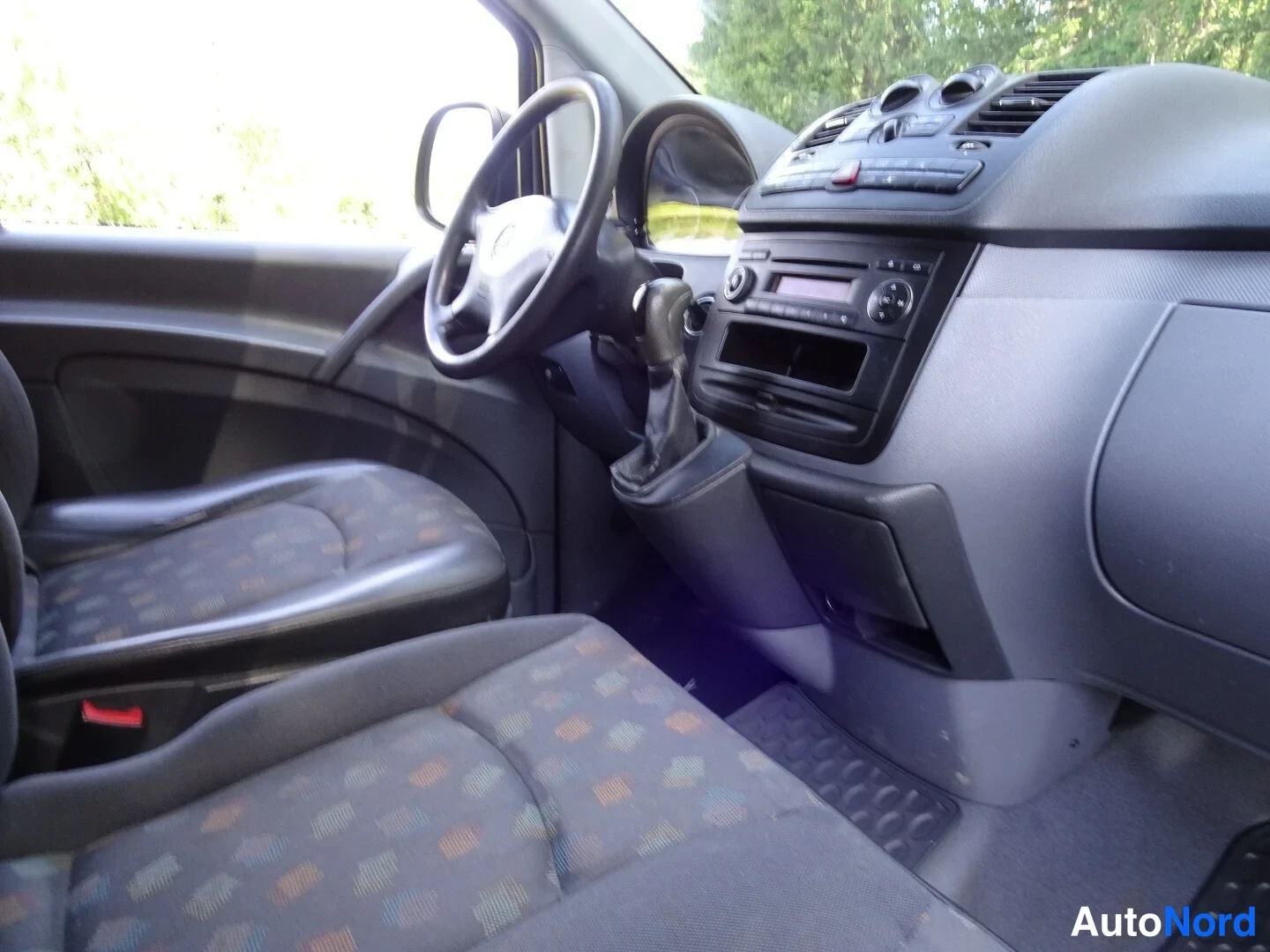 Punainen Mercedes-Benz Vito 115 CDI 2008, ohjaamo, kuva 17