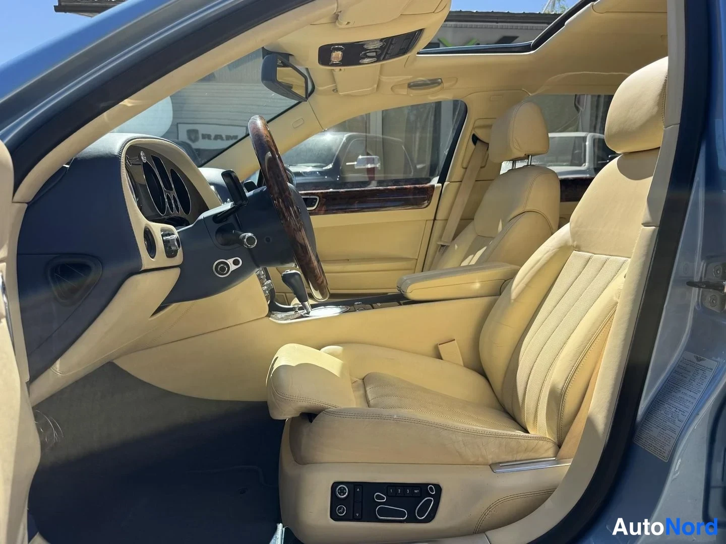 Sininen Bentley Continental Flying Spur 2006, etuistuimet, kuva 14
