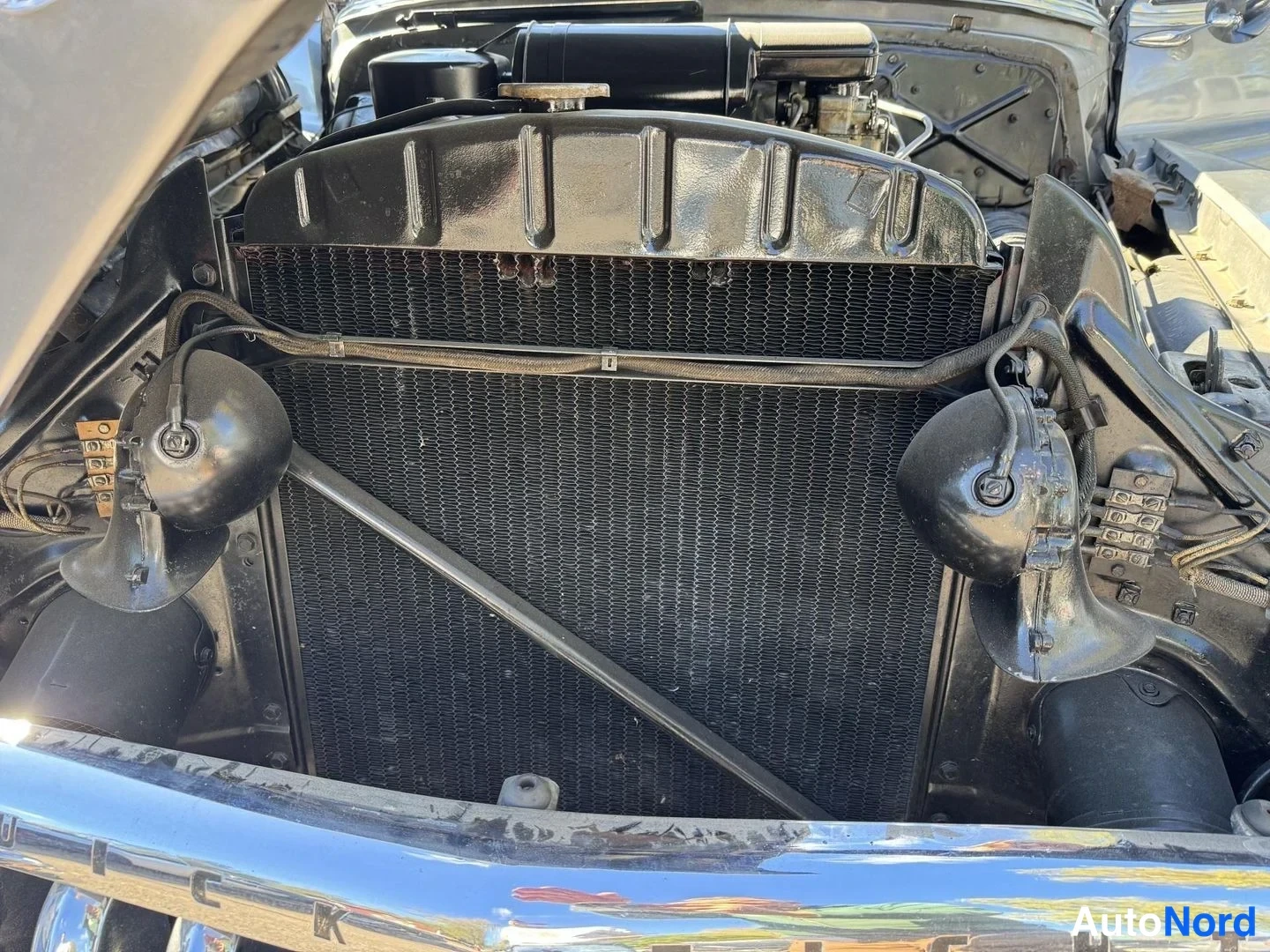 Harmaa Buick Special 1950, moottoritila, kuva 19