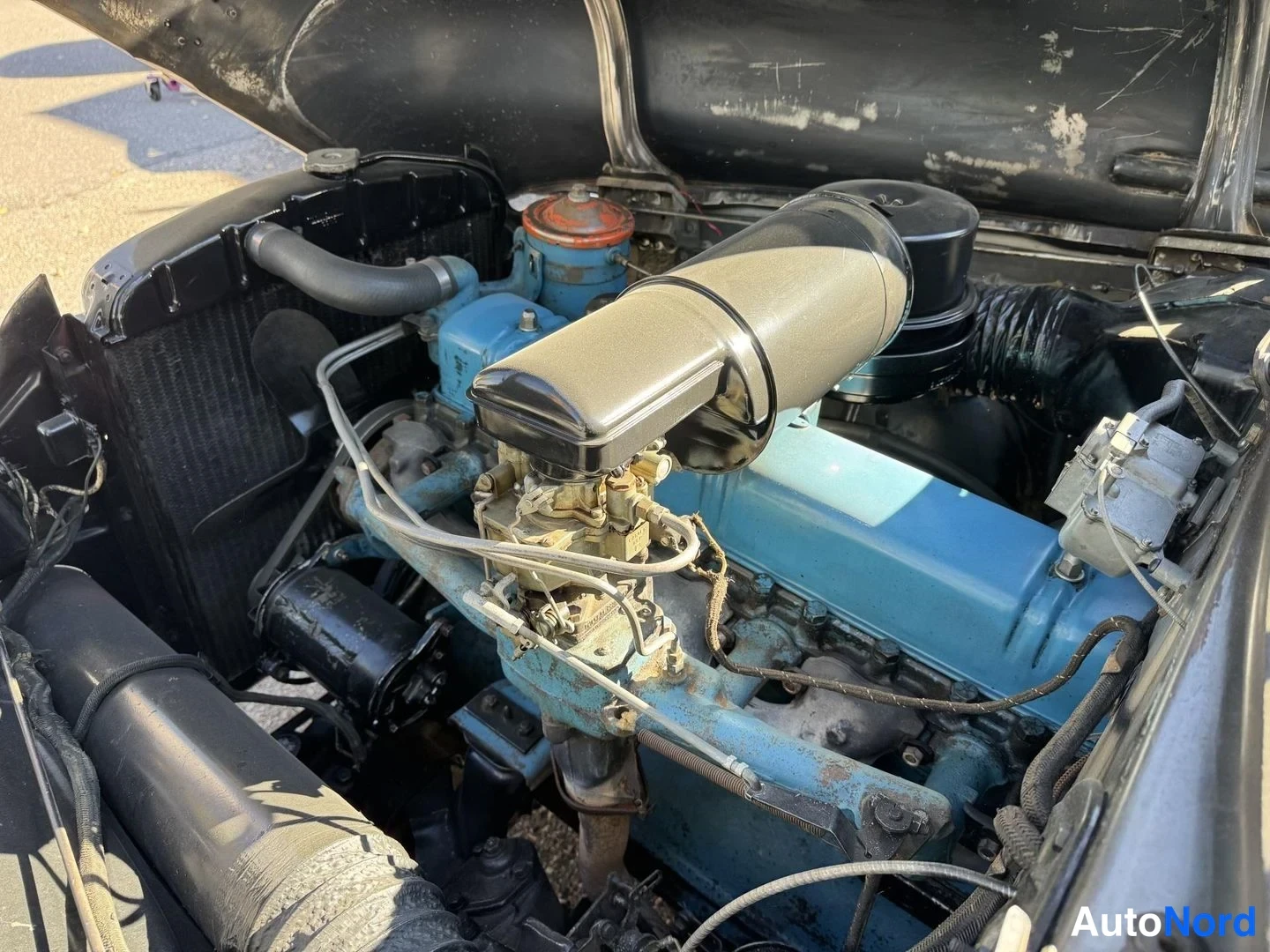 Harmaa Buick Special 1950, moottoritila, kuva 20
