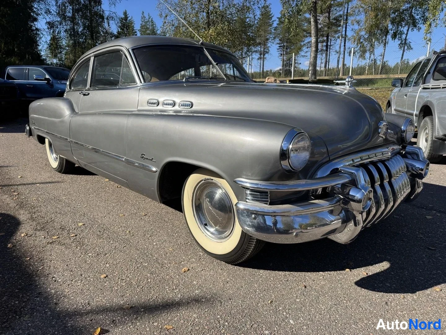 Harmaa Buick Special 1950, etuviisto, keula oikealle, kuva 2