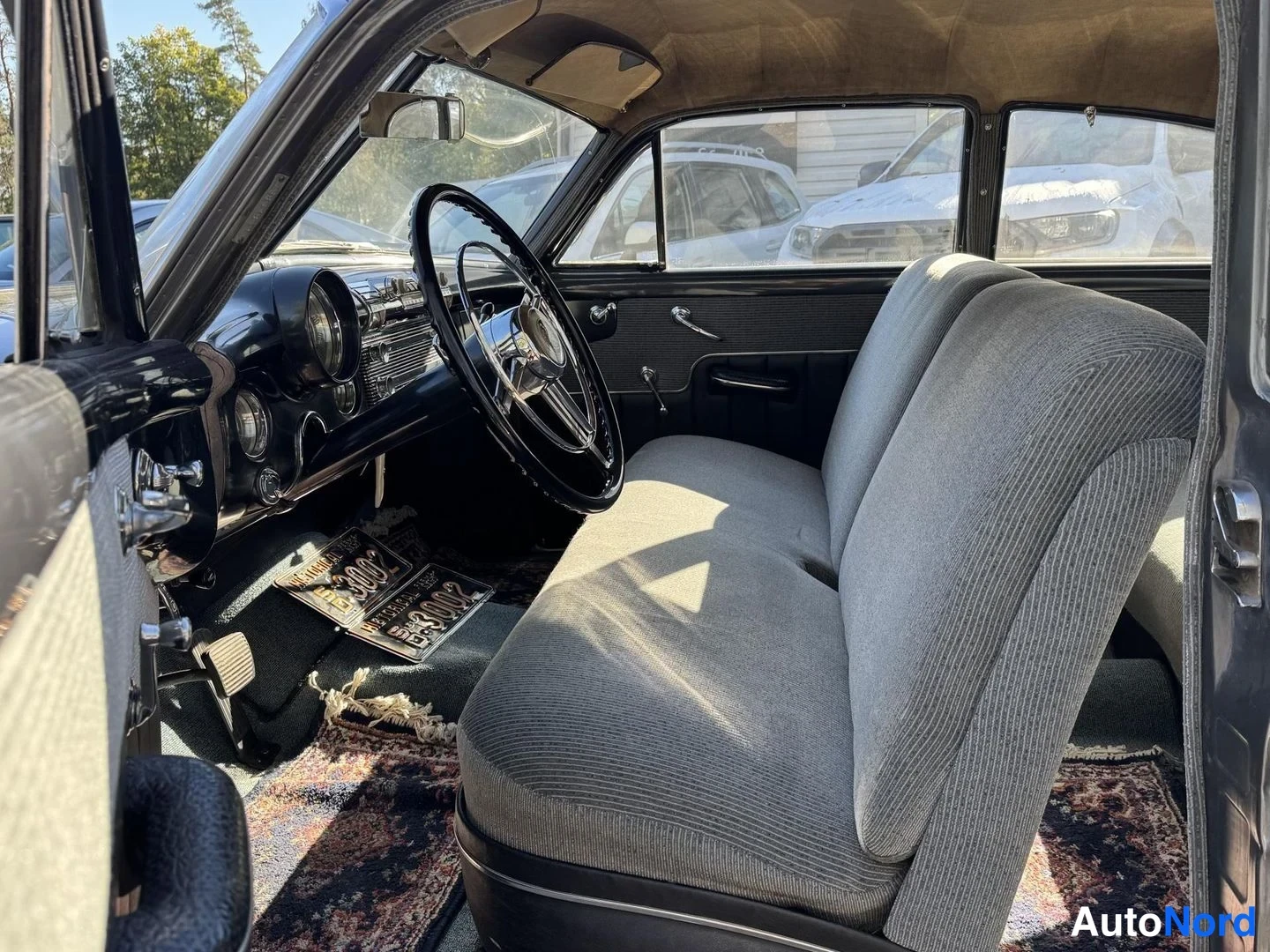 Harmaa Buick Special 1950, ohjaamo, kuva 10