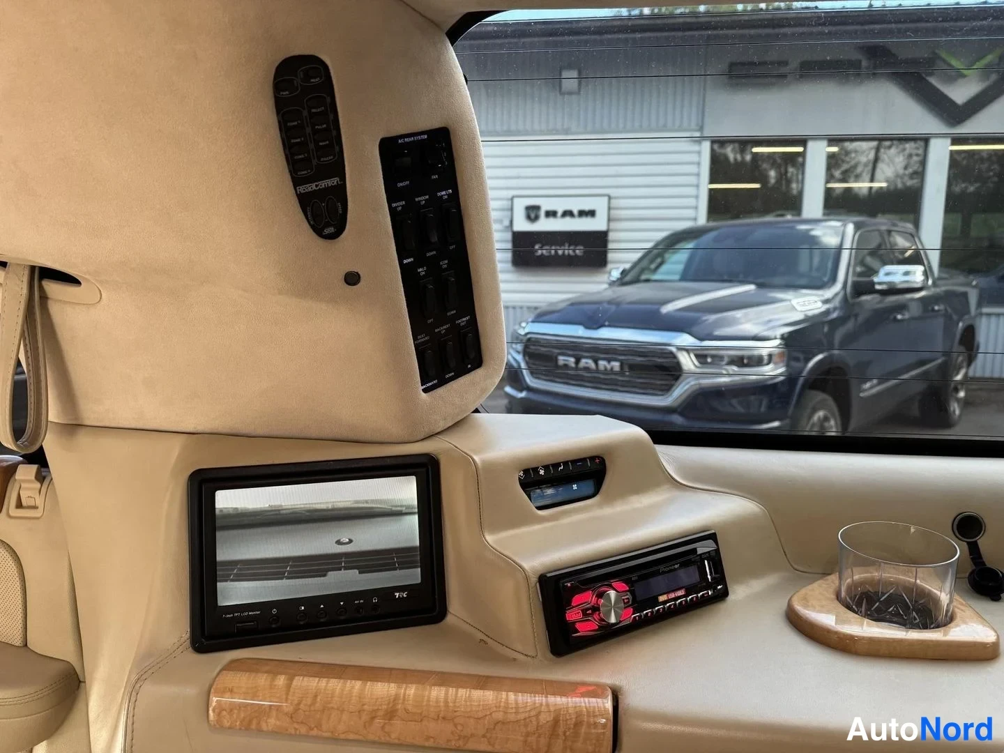 Valkoinen Cadillac Escalade ESV 2008, ohjaamo, kuva 11