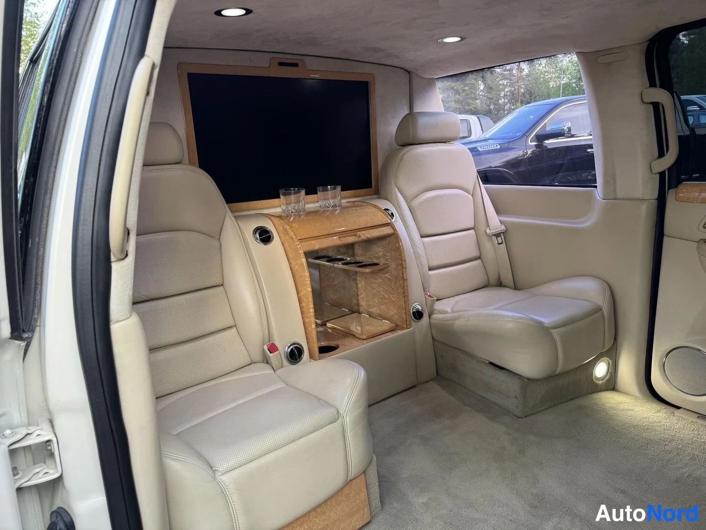 Valkoinen Cadillac Escalade ESV 2008, takaistuimet, kuva 16