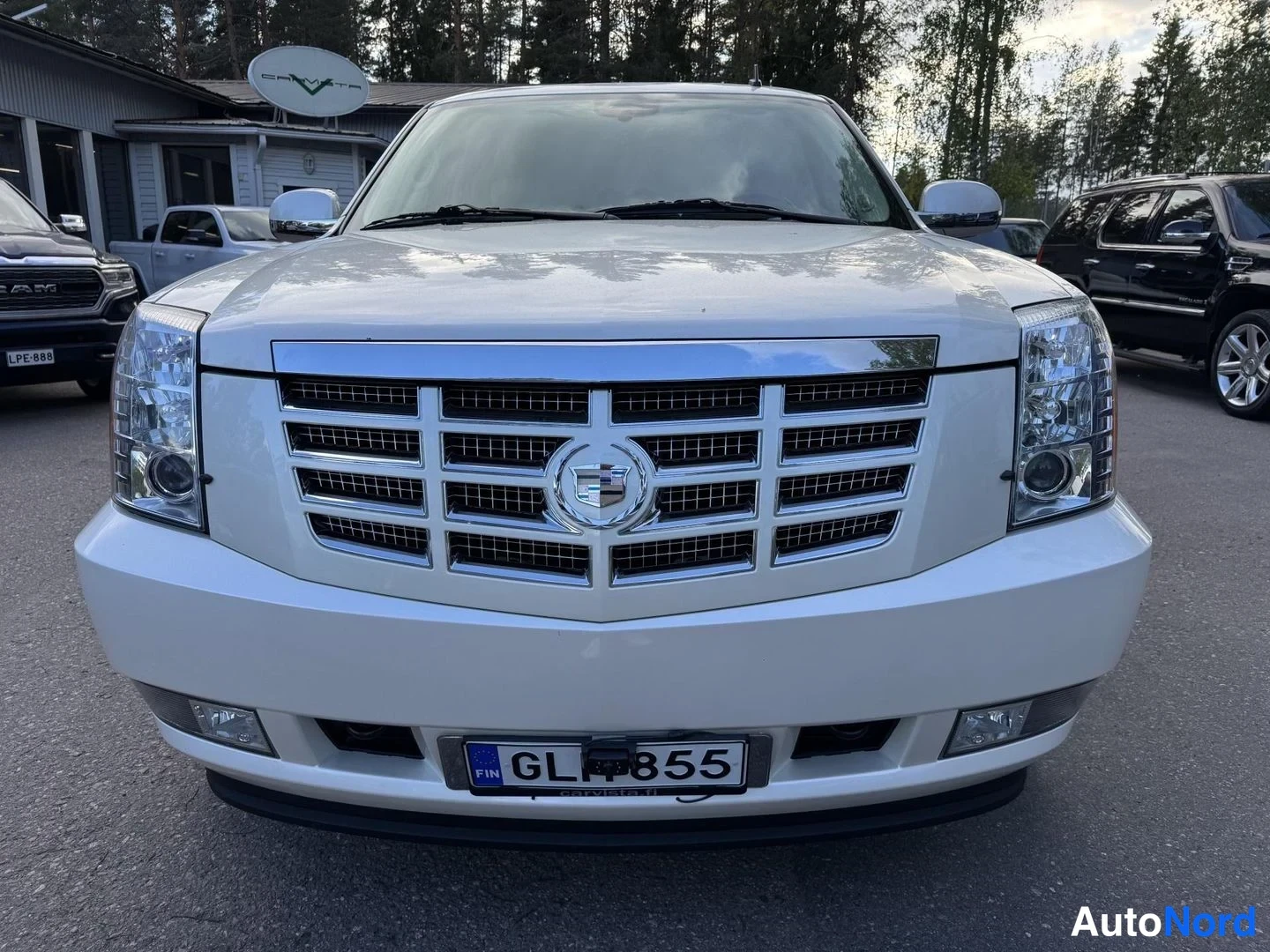 Valkoinen Cadillac Escalade ESV 2008, edestä, kuva 4