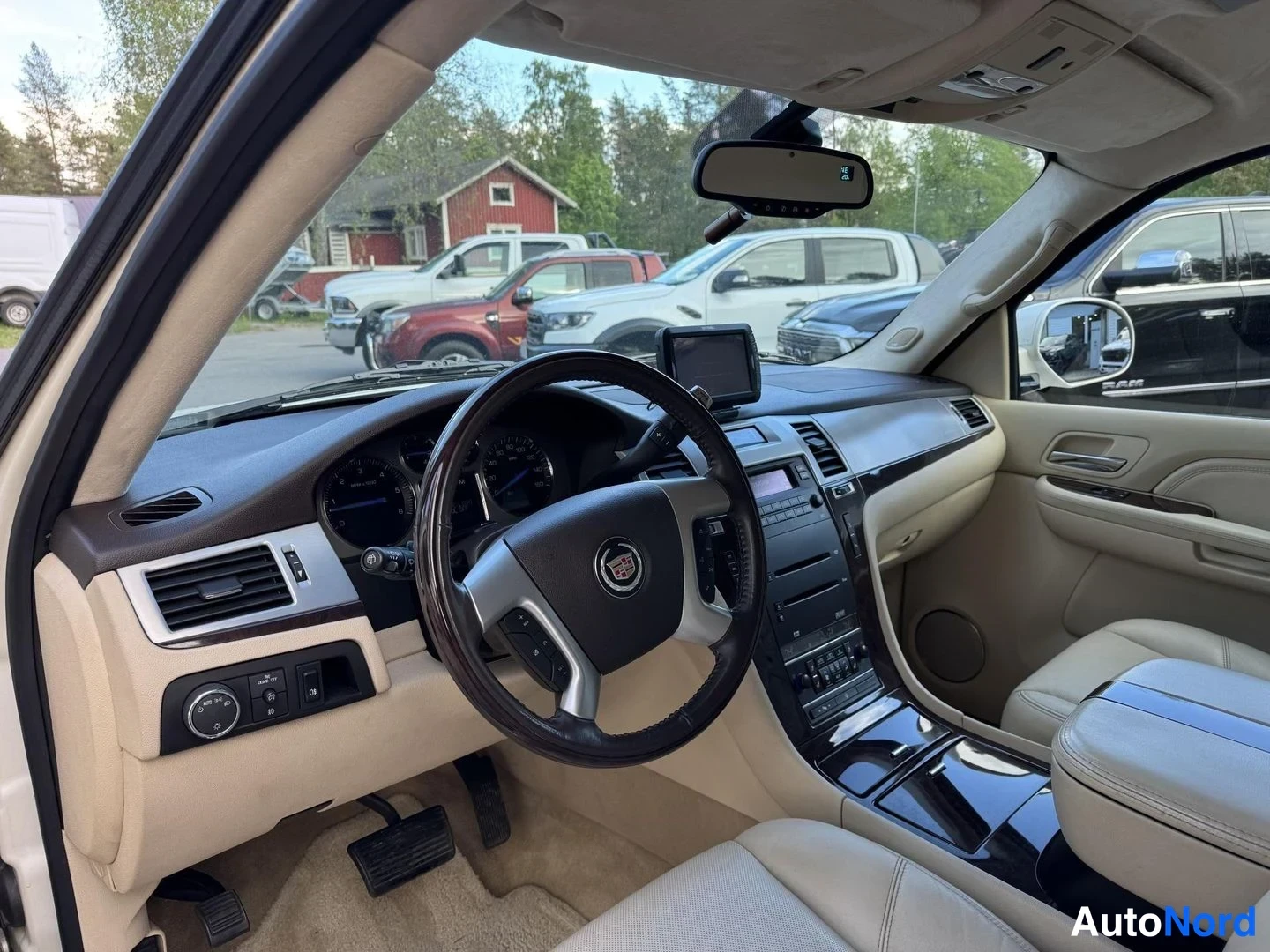 Valkoinen Cadillac Escalade ESV 2008, ohjaamo, kuva 12