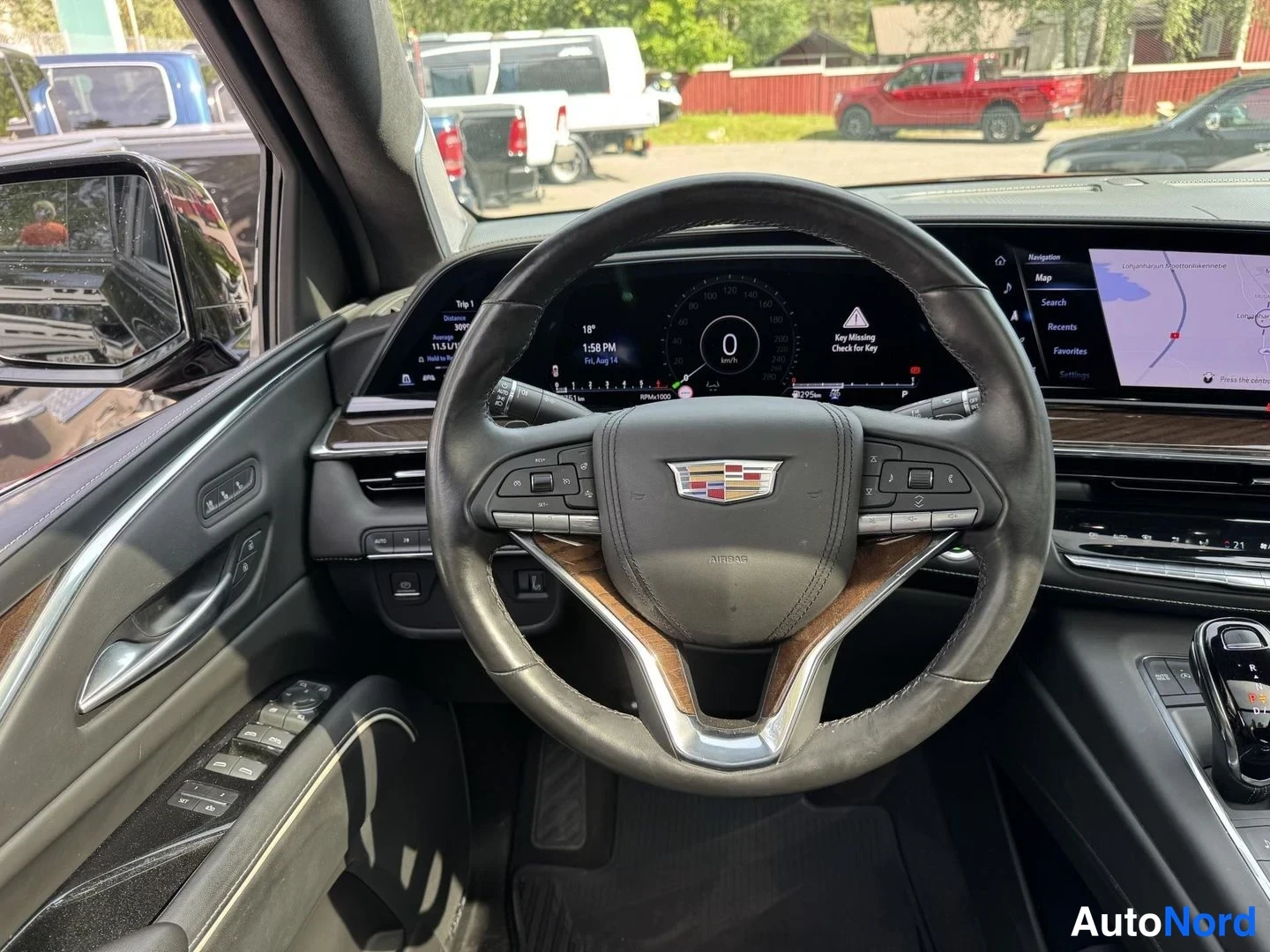 Musta Cadillac Escalade 2024, ohjaamo, kuva 10