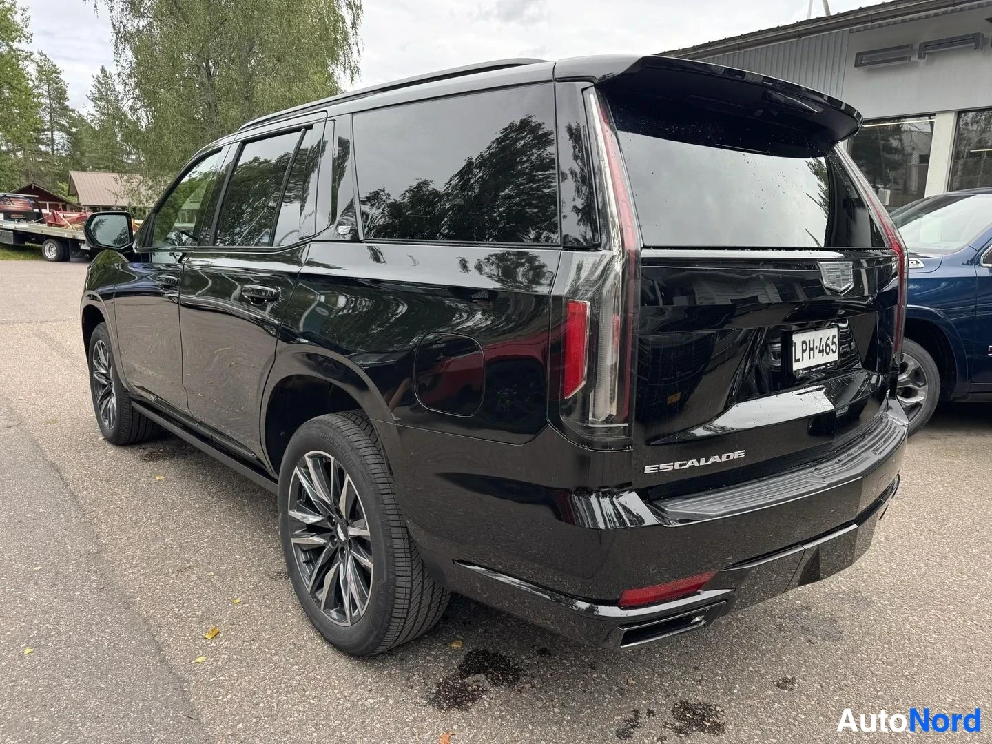 Musta Cadillac Escalade 2024, takaviisto, kuva 5
