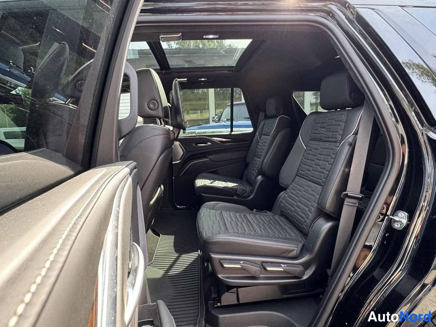 Musta Cadillac Escalade 2024, takaistuimet, kuva 15