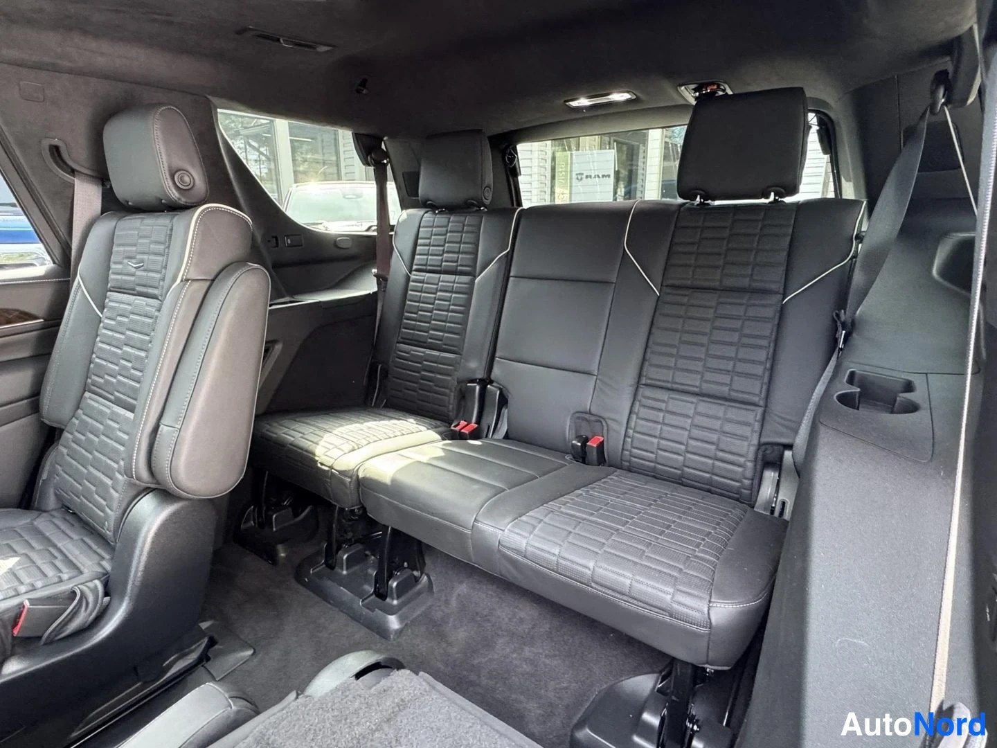 Musta Cadillac Escalade 2024, takaistuimet, kuva 16