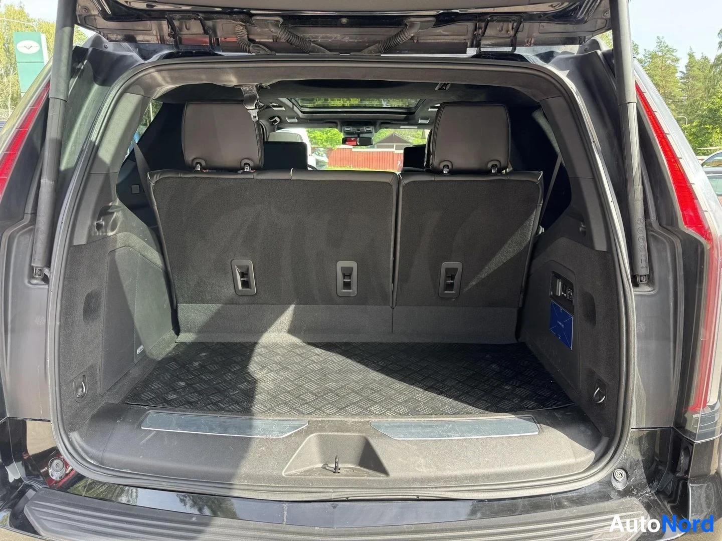 Musta Cadillac Escalade 2024, tavaratila, kuva 17