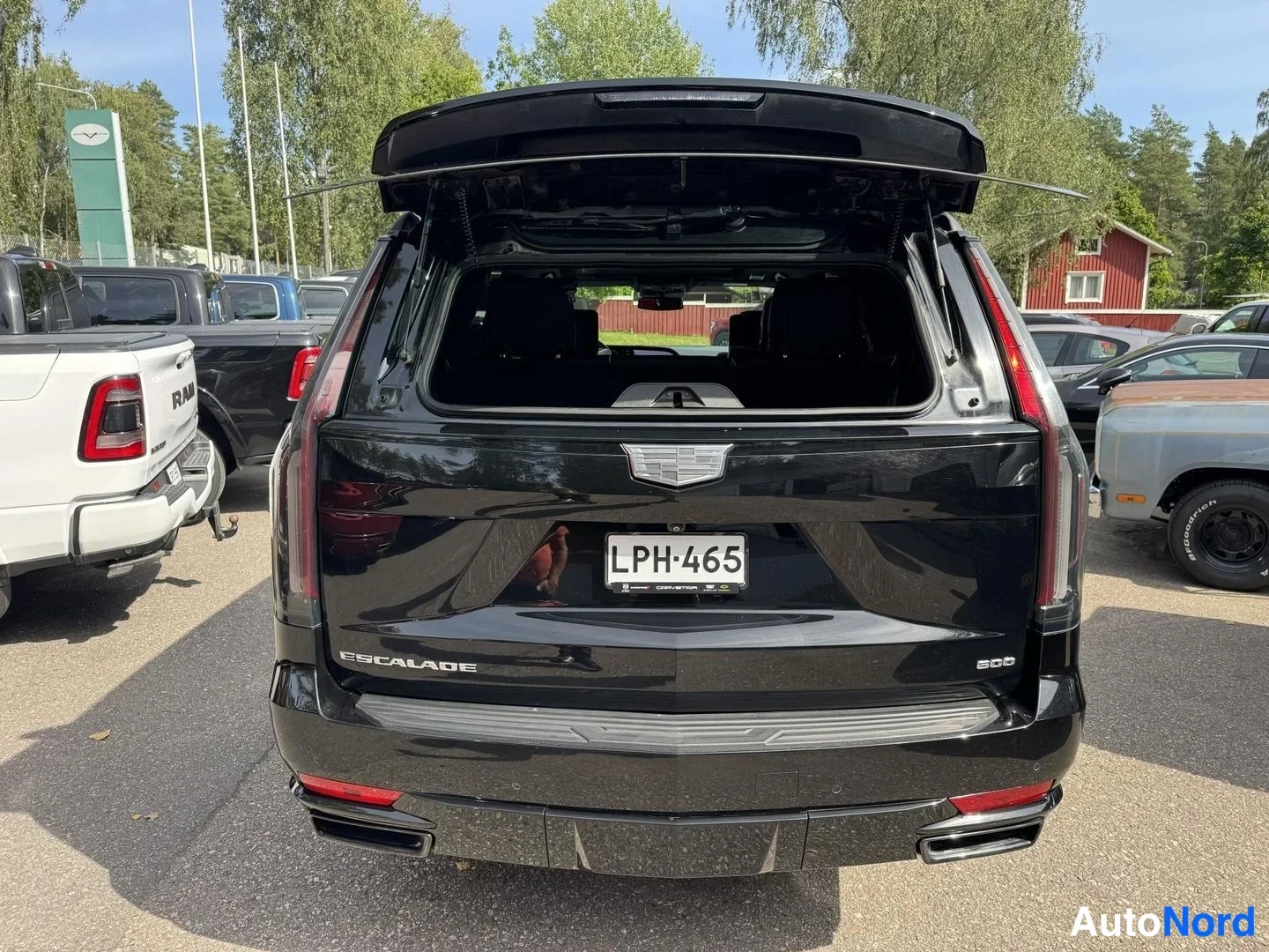Musta Cadillac Escalade 2024, takaa, kuva 8