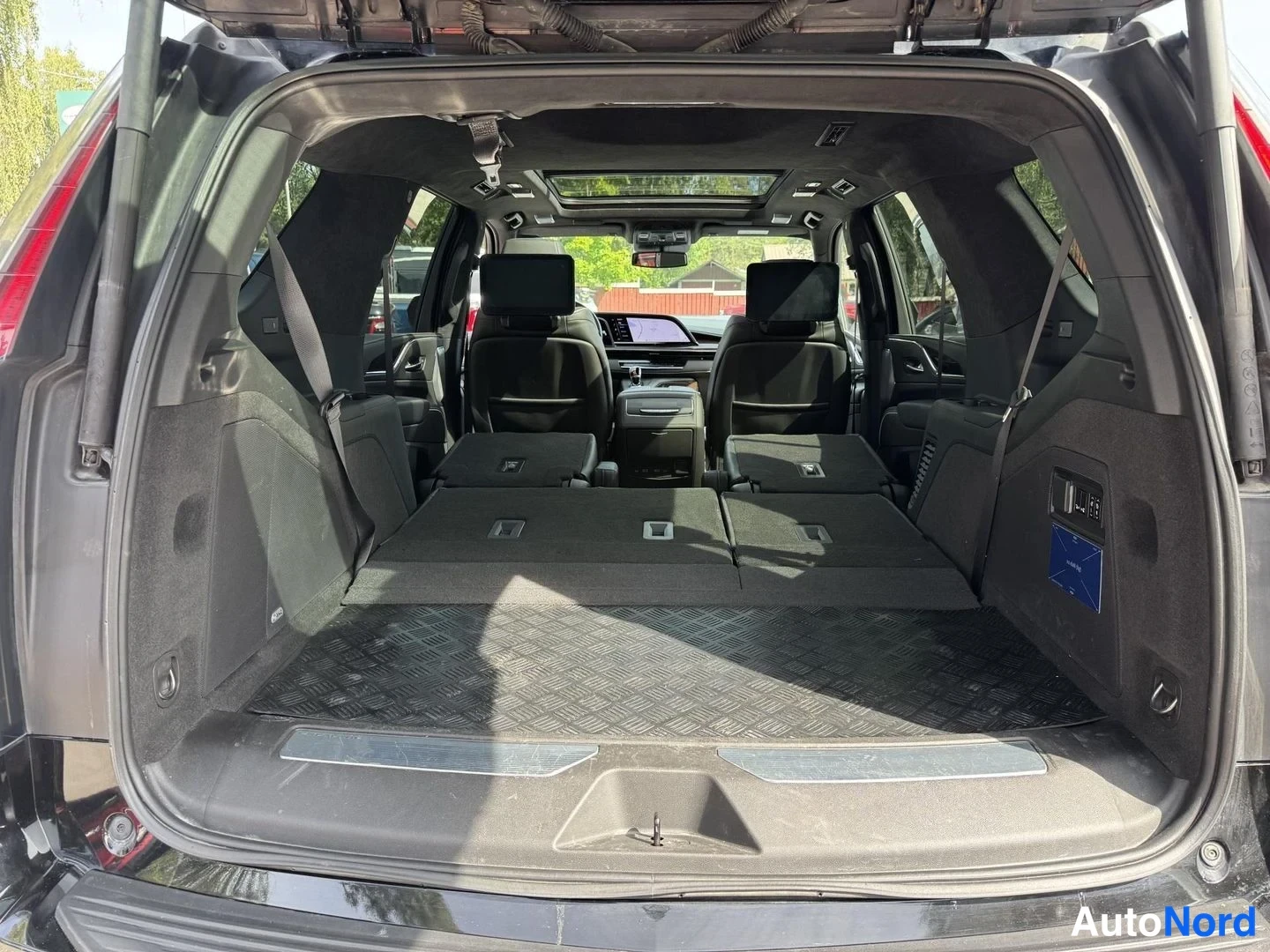 Musta Cadillac Escalade 2024, tavaratila, kuva 18
