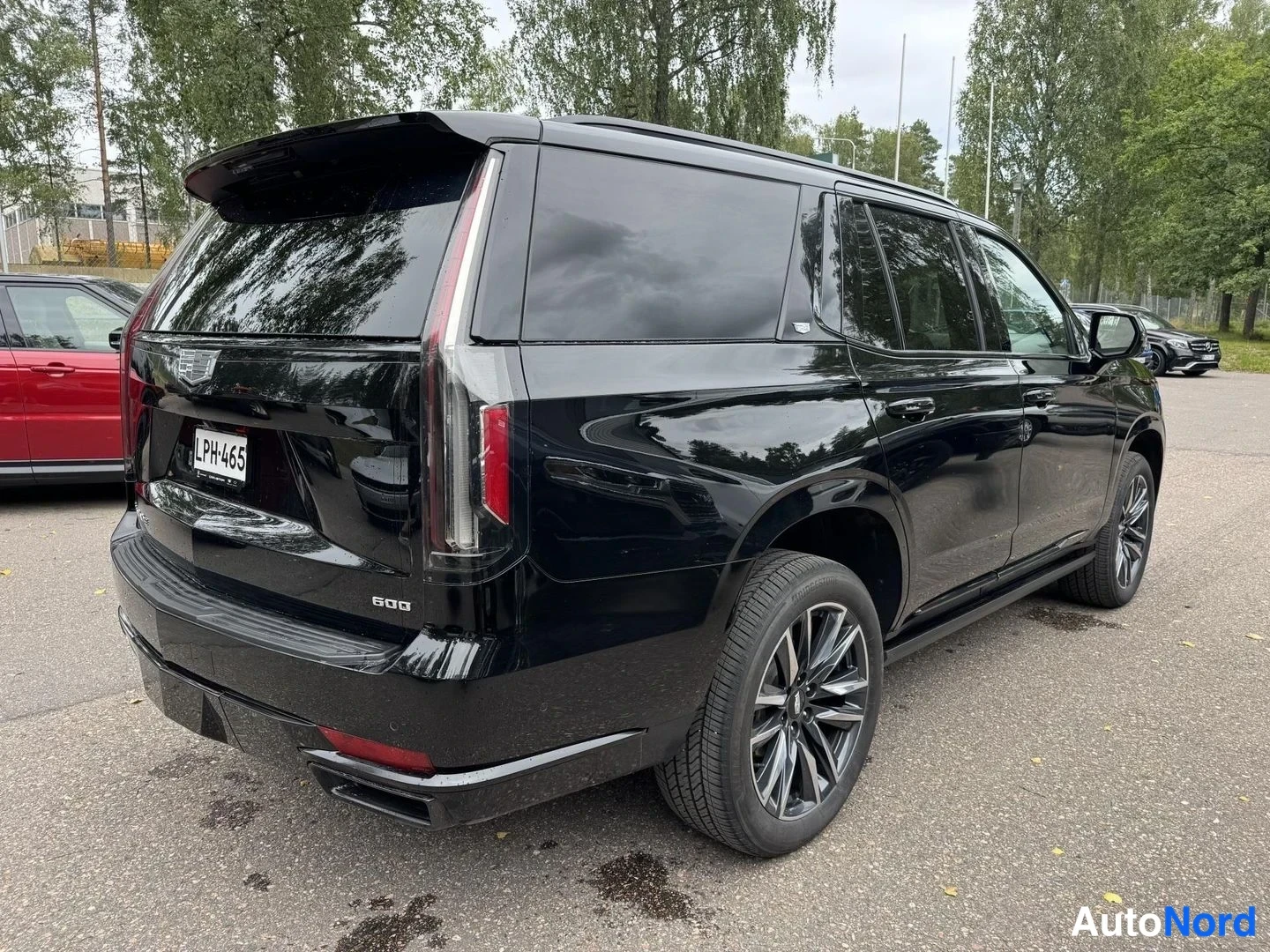 Musta Cadillac Escalade 2024, takaviisto, kuva 6