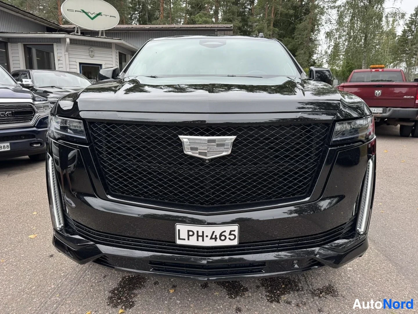 Musta Cadillac Escalade 2024, edestä, kuva 3
