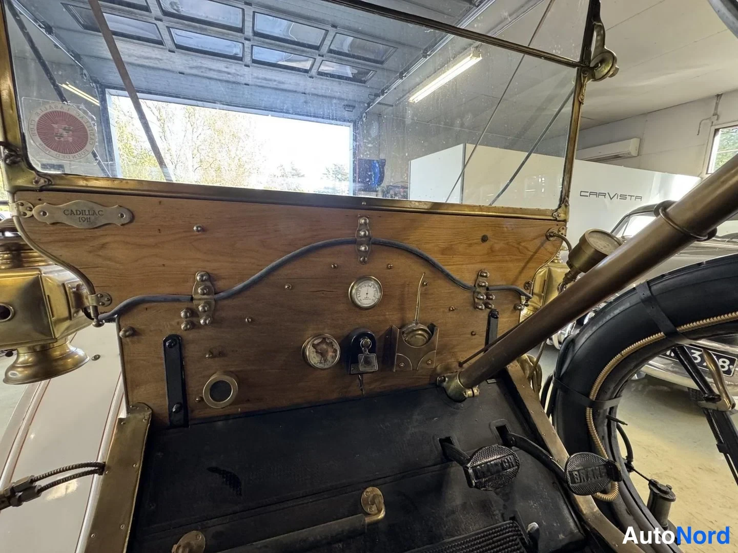 Valkoinen Cadillac La Salle 1911, ohjaamo, kuva 11