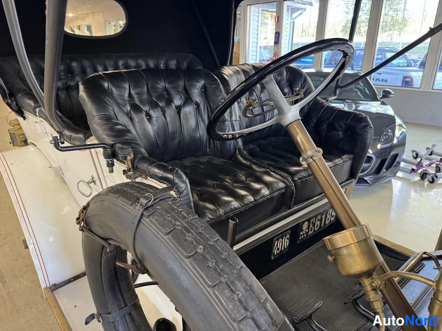Valkoinen Cadillac La Salle 1911, etuistuimet, kuva 16