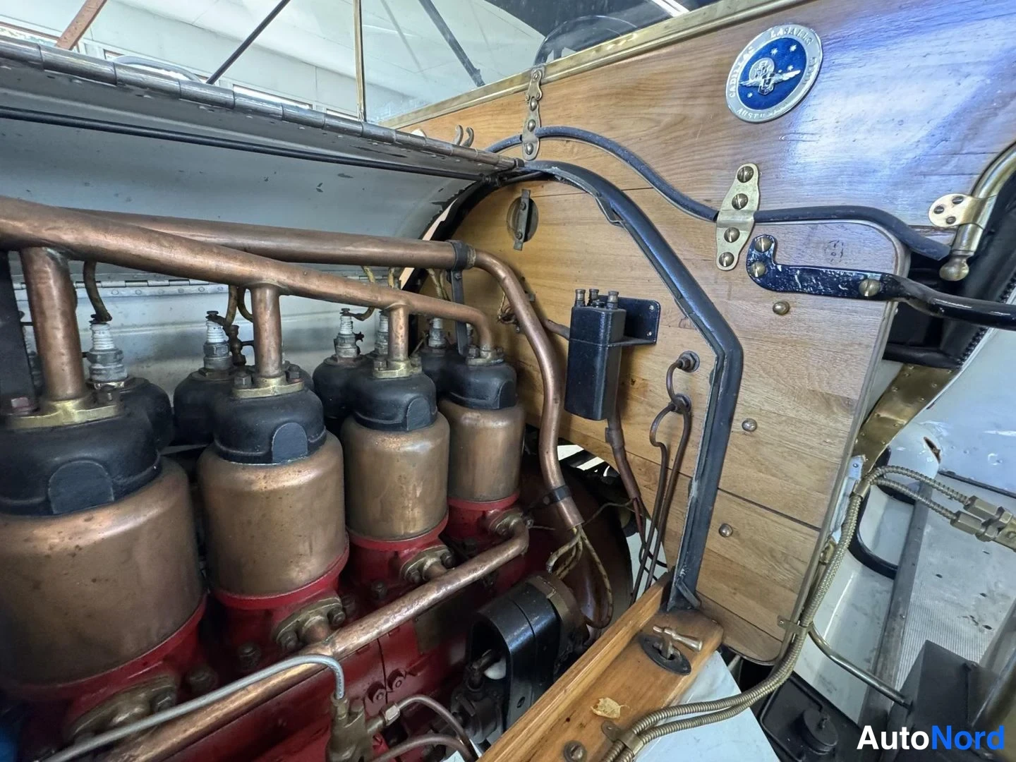 Valkoinen Cadillac La Salle 1911, moottoritila, kuva 21