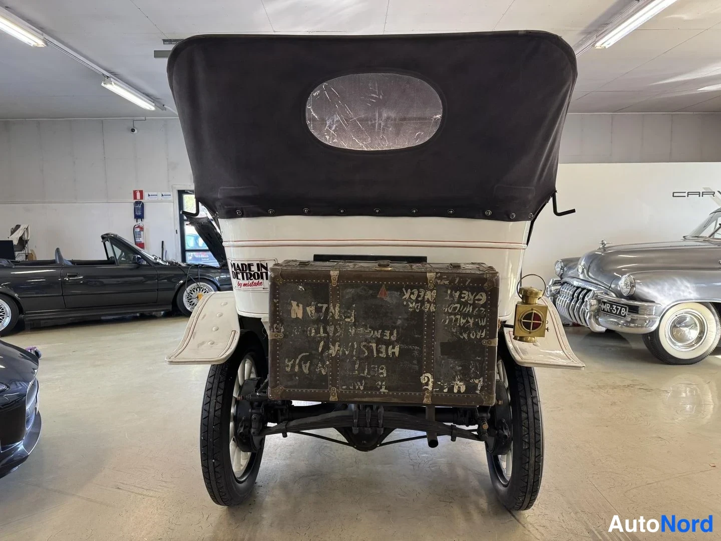 Valkoinen Cadillac La Salle 1911, takaa, kuva 9