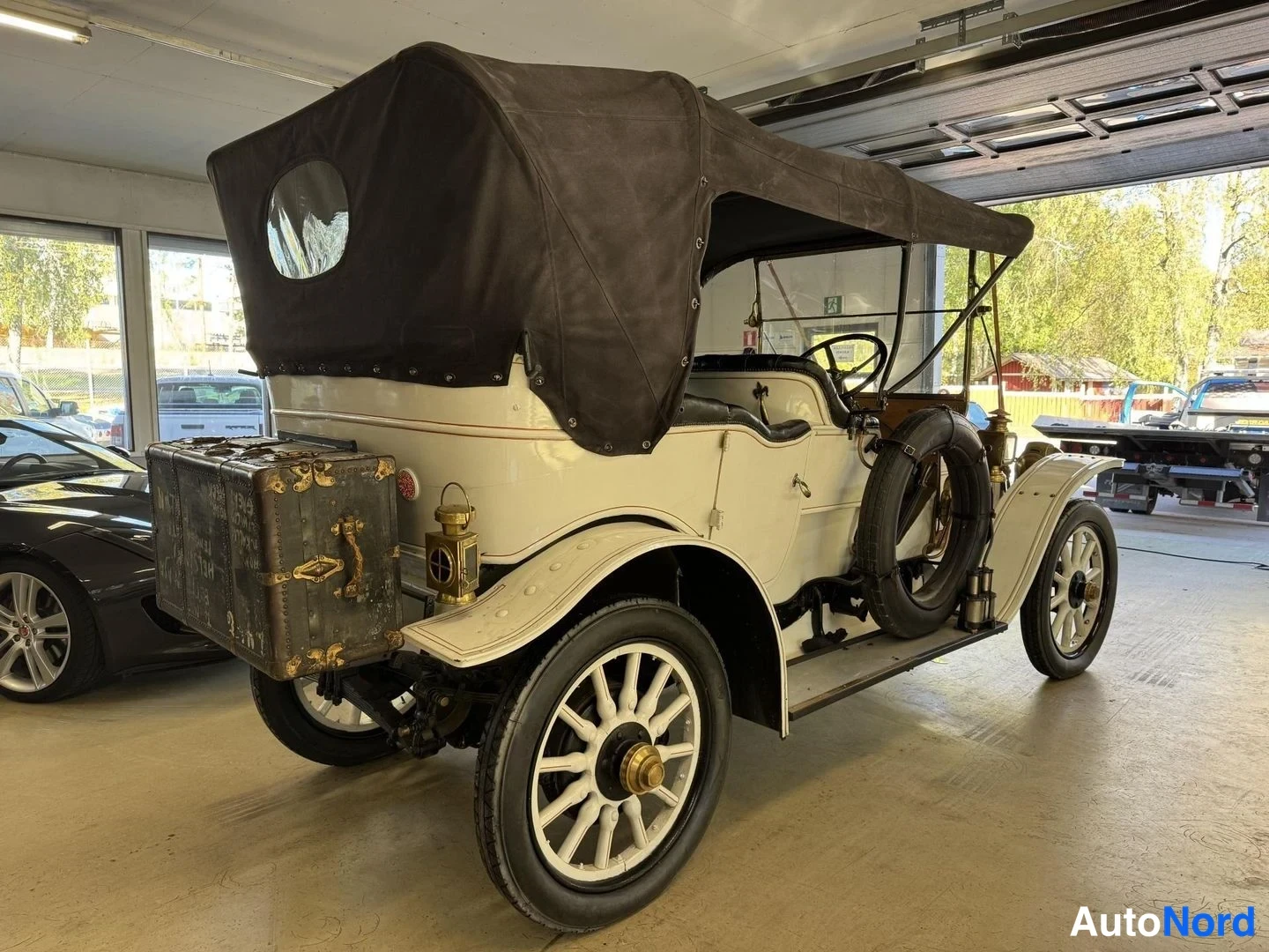 Valkoinen Cadillac La Salle 1911, takaviisto, kuva 7