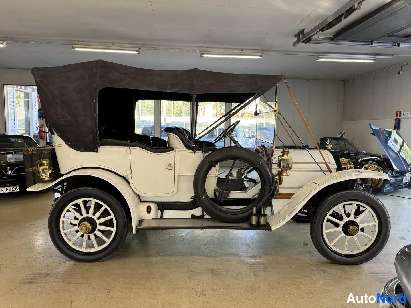 Valkoinen Cadillac La Salle 1911, sivulta, kuva 5