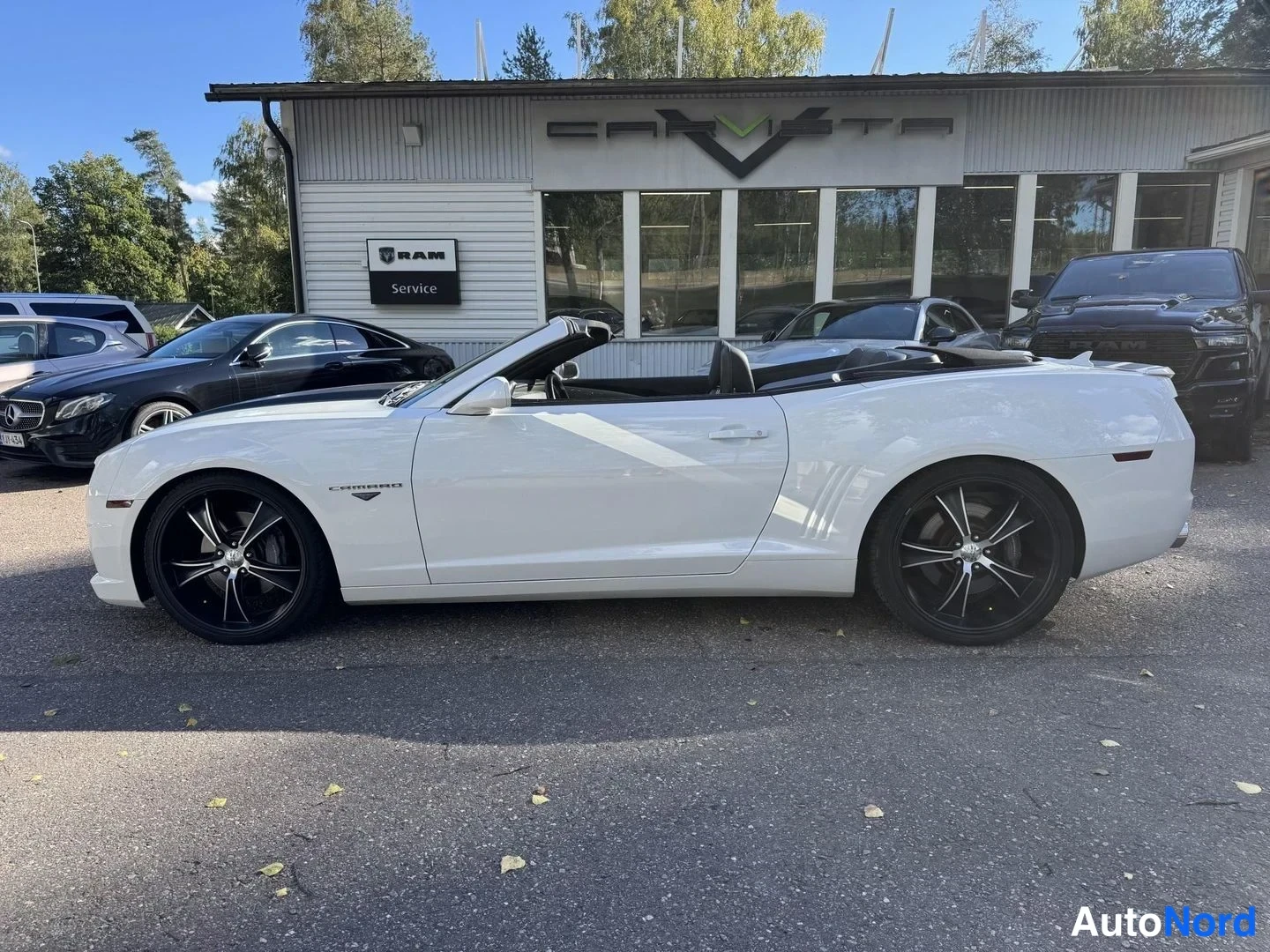 Valkoinen Chevrolet Camaro 2011, sivulta, kuva 4