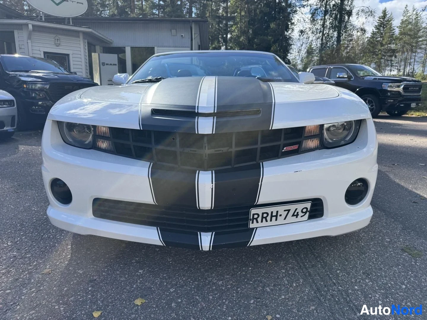 Valkoinen Chevrolet Camaro 2011, edestä, kuva 3