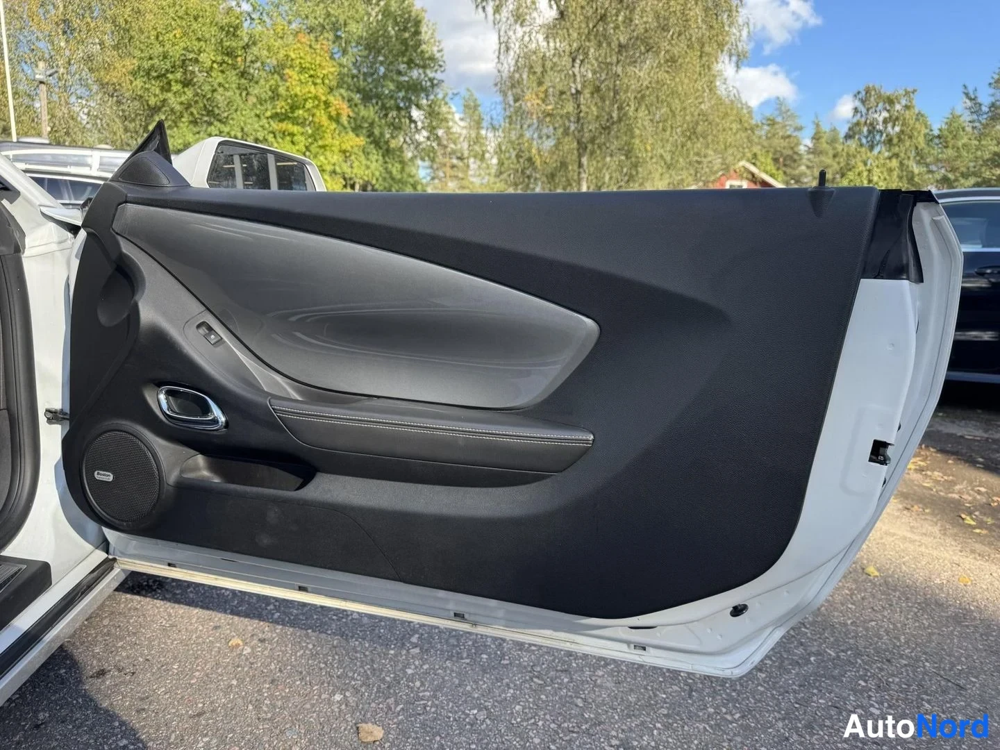 Valkoinen Chevrolet Camaro 2011, yksityiskohta, kuva 25