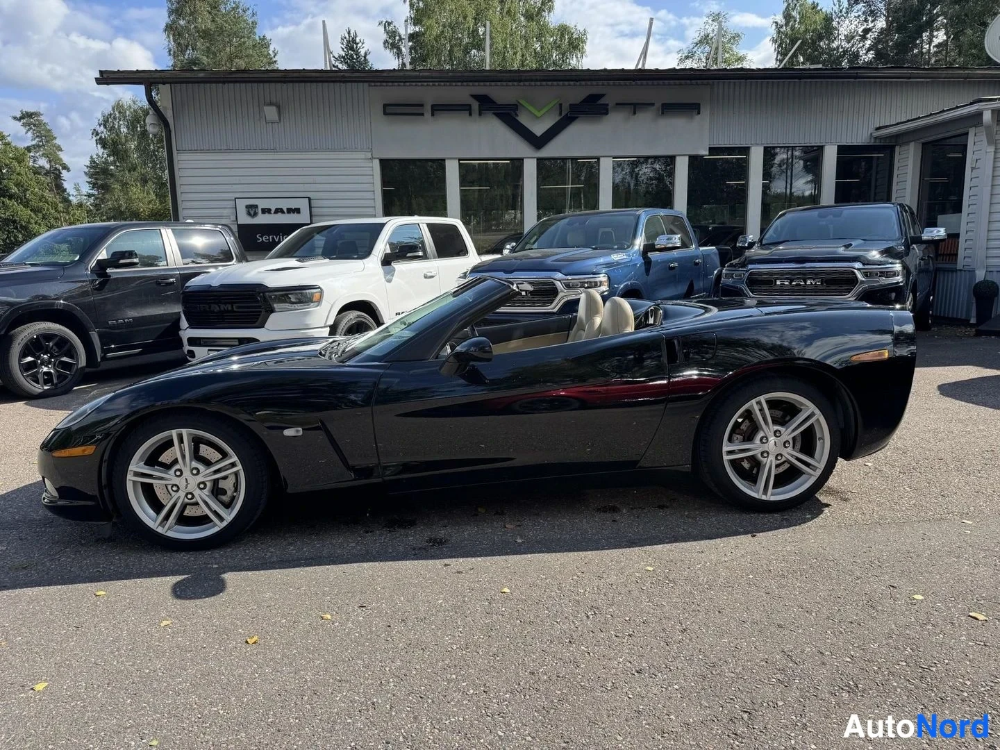 Musta Chevrolet Corvette C6 2005, sivulta, kuva 4