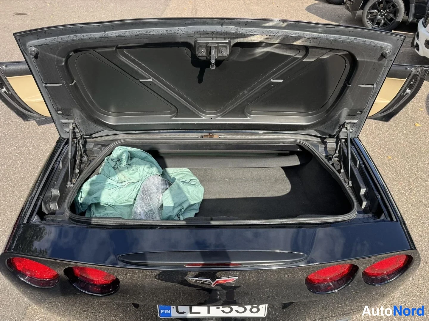 Musta Chevrolet Corvette C6 2005, tavaratila, kuva 17