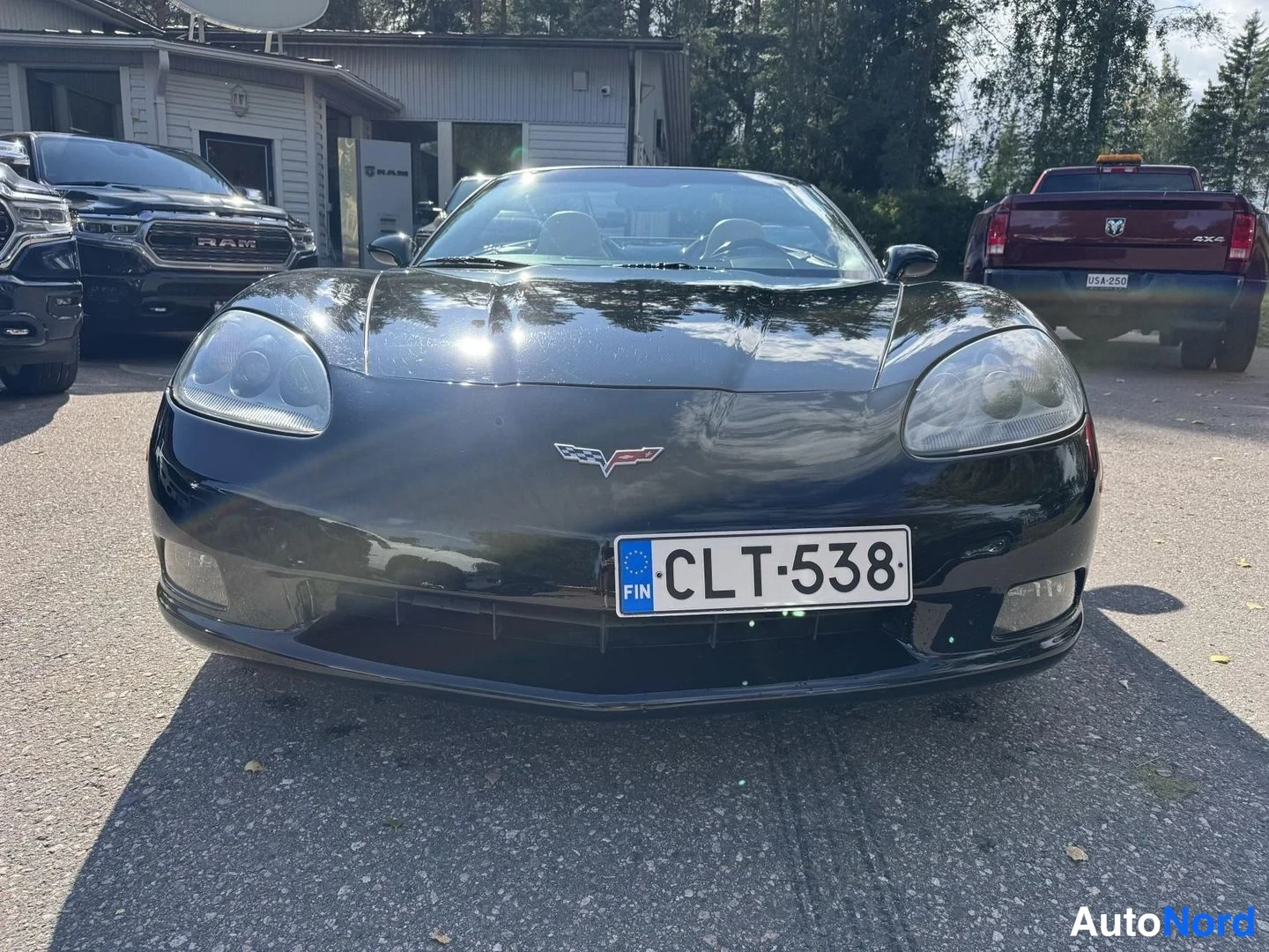 Musta Chevrolet Corvette C6 2005, edestä, kuva 3