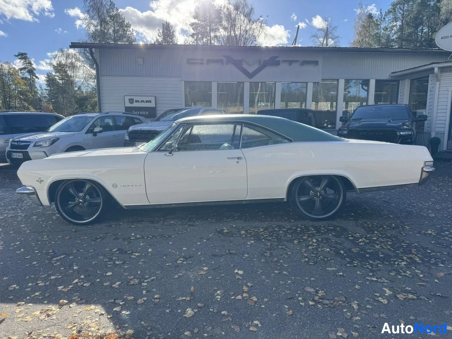 Valkoinen Chevrolet Impala 1965, sivulta, kuva 4