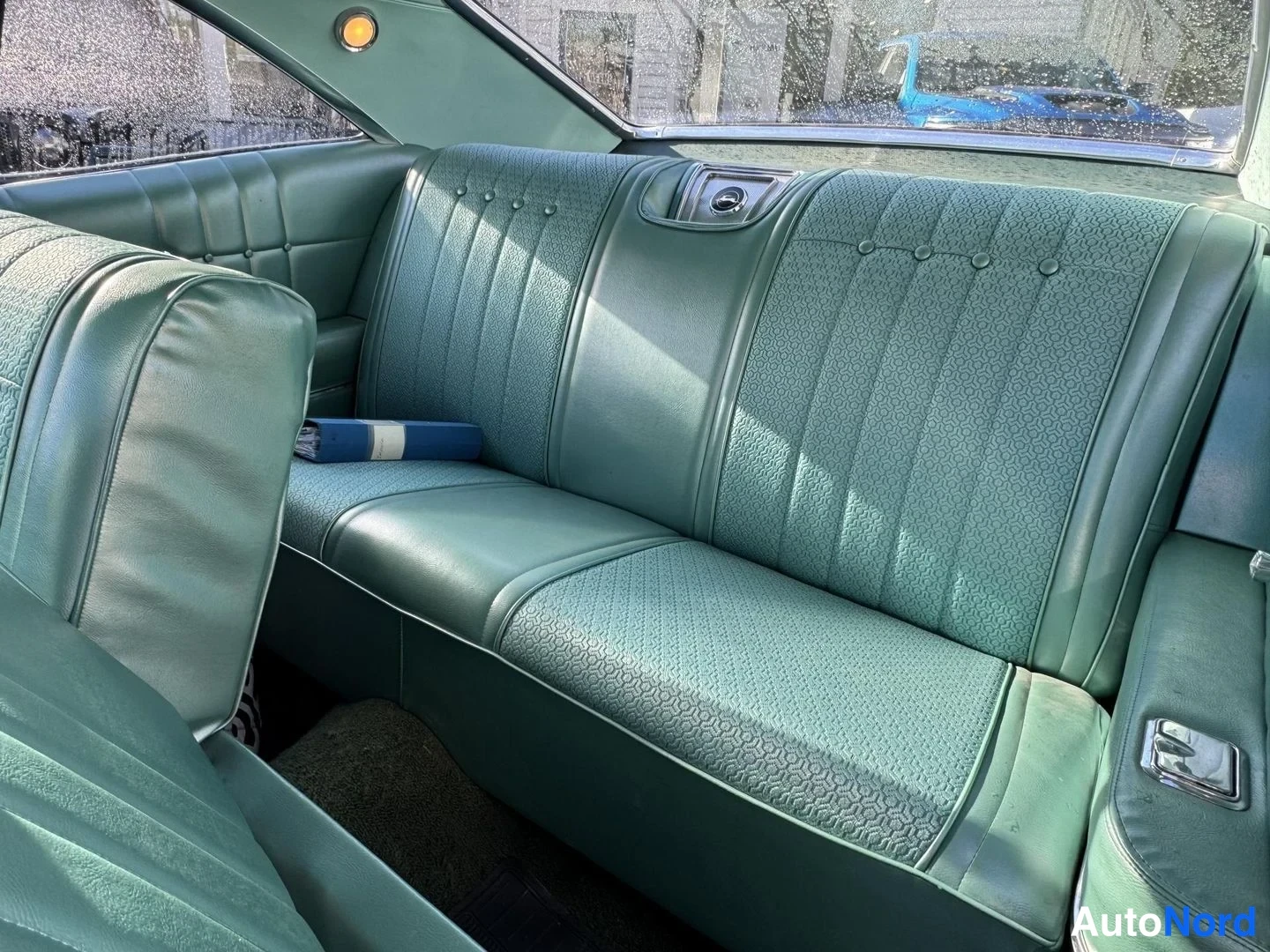 Valkoinen Chevrolet Impala 1965, takaistuimet, kuva 19
