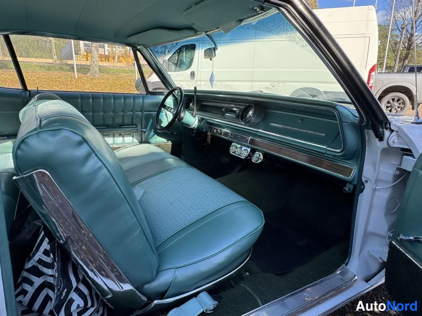 Valkoinen Chevrolet Impala 1965, ohjaamo, kuva 15