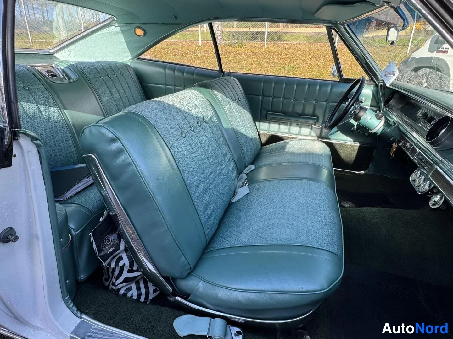 Valkoinen Chevrolet Impala 1965, etuistuimet, kuva 18