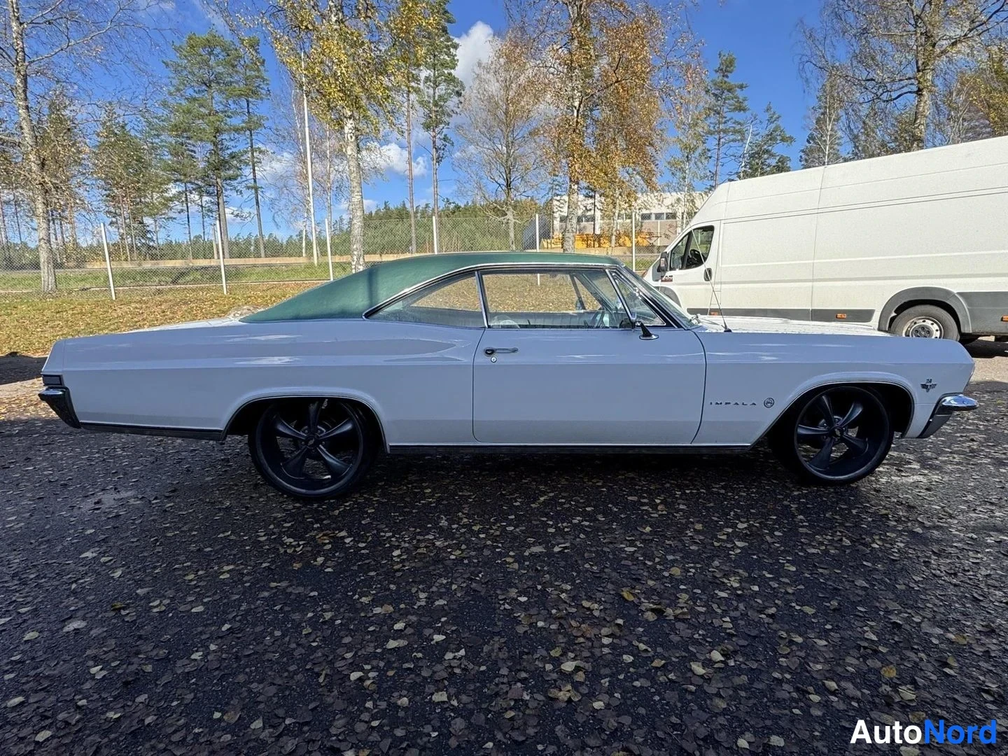 Valkoinen Chevrolet Impala 1965, sivulta, kuva 5