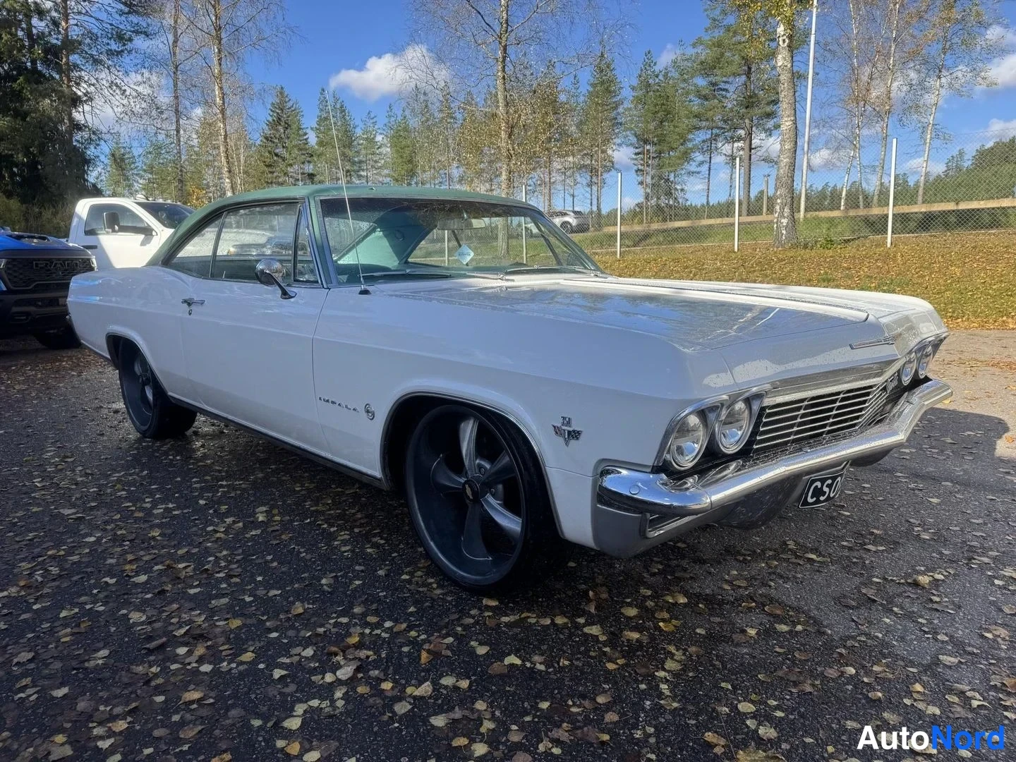 Valkoinen Chevrolet Impala 1965, etuviisto, keula oikealle, kuva 2
