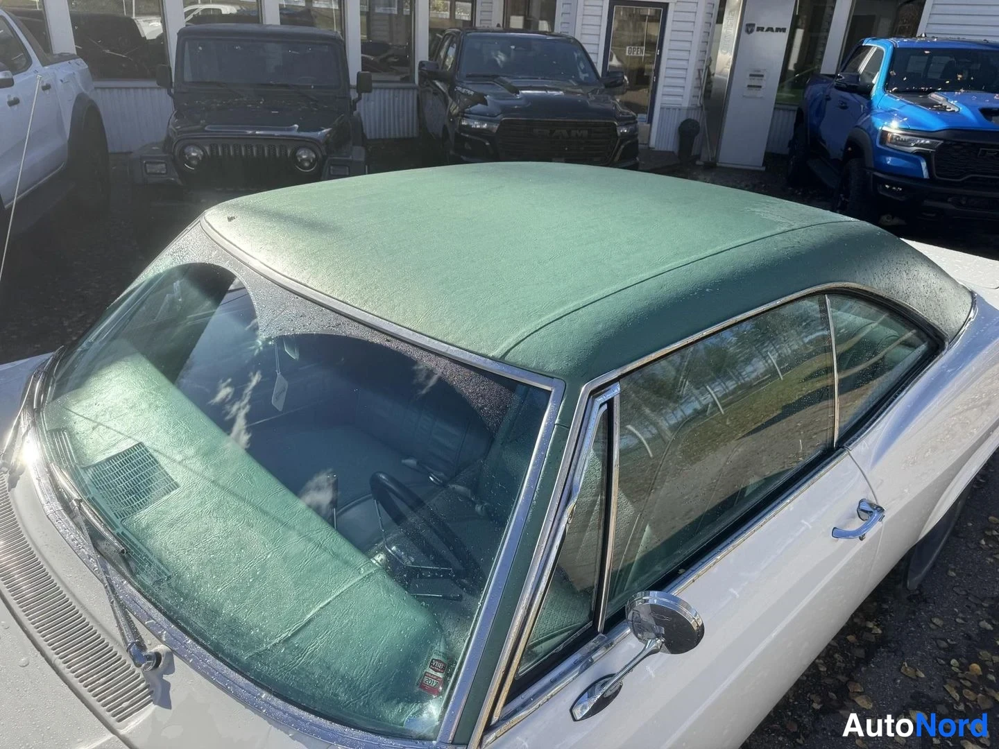 Valkoinen Chevrolet Impala 1965, sivulta, kuva 6