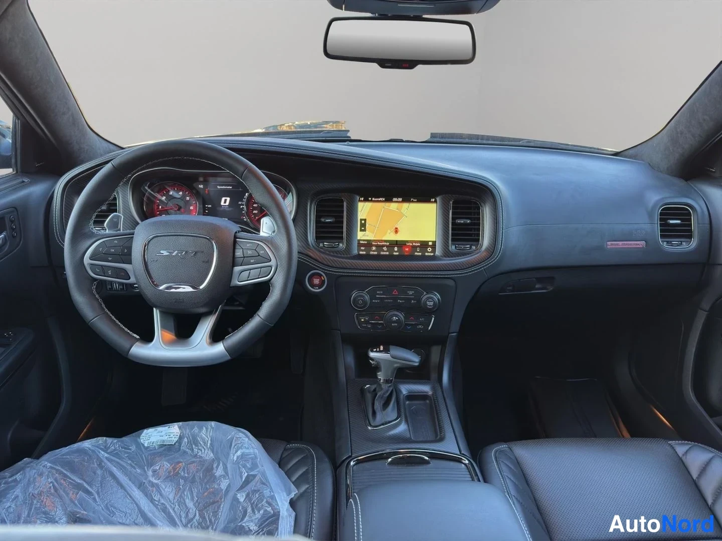 Musta Dodge Charger 2023, ohjaamo, kuva 9