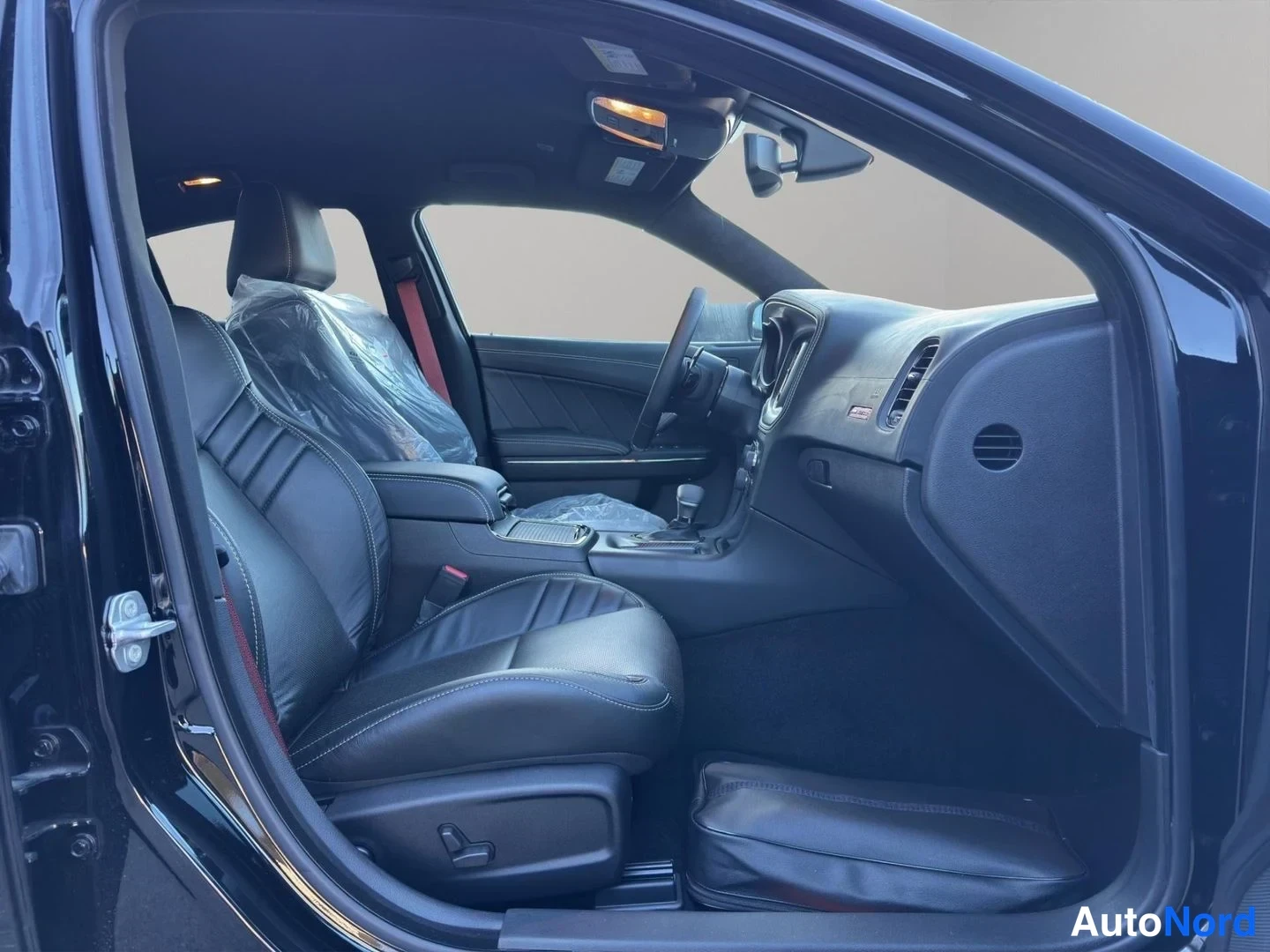 Musta Dodge Charger 2023, etuistuimet, kuva 12