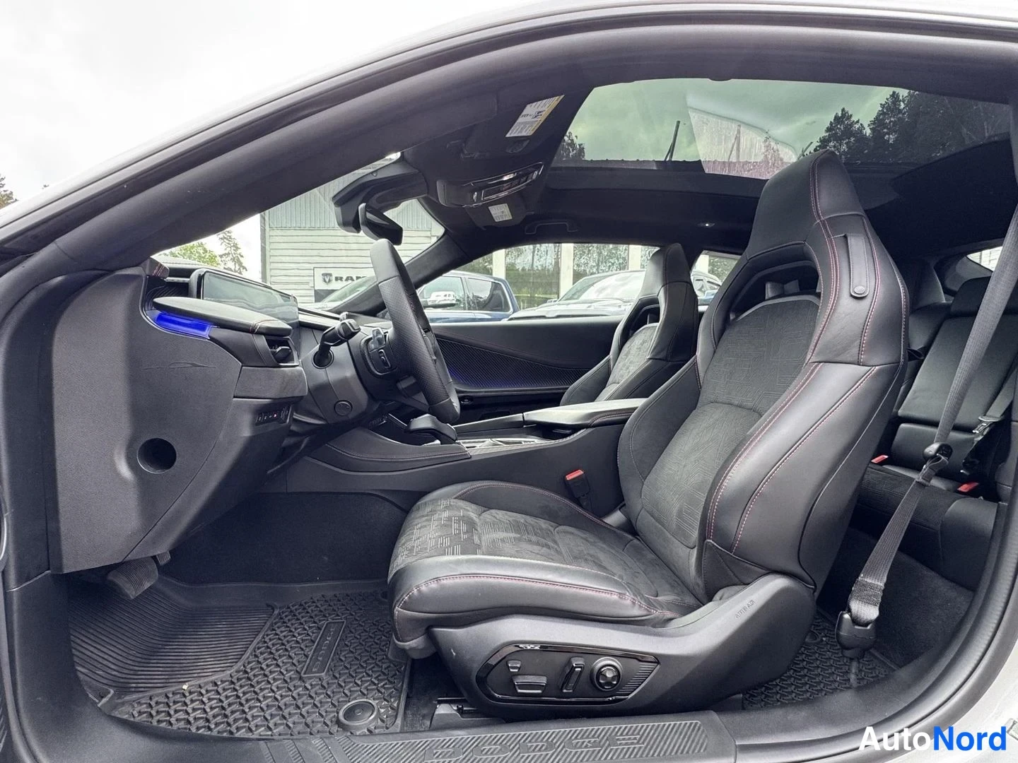 Hopea Dodge Charger 2025, etuistuimet, kuva 15