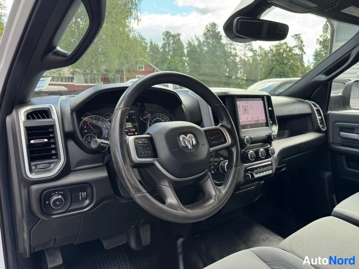 Valkoinen Dodge Ram 3500 2022, ohjaamo, kuva 11